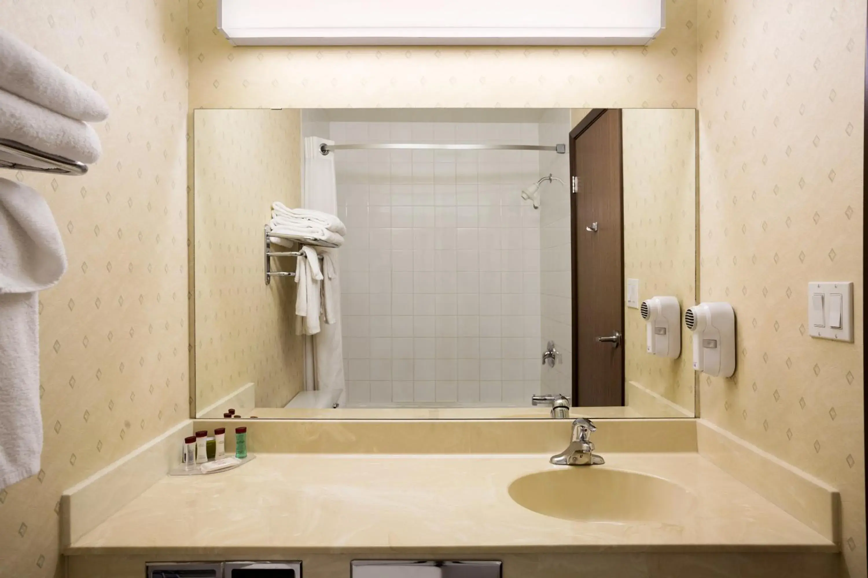 King Room - Non-Smoking in Ramada by Wyndham Clairmont/Grande Prairie King Room - Non-Smoking in Ramada by Wyndham Clairmont/Grande Prairie