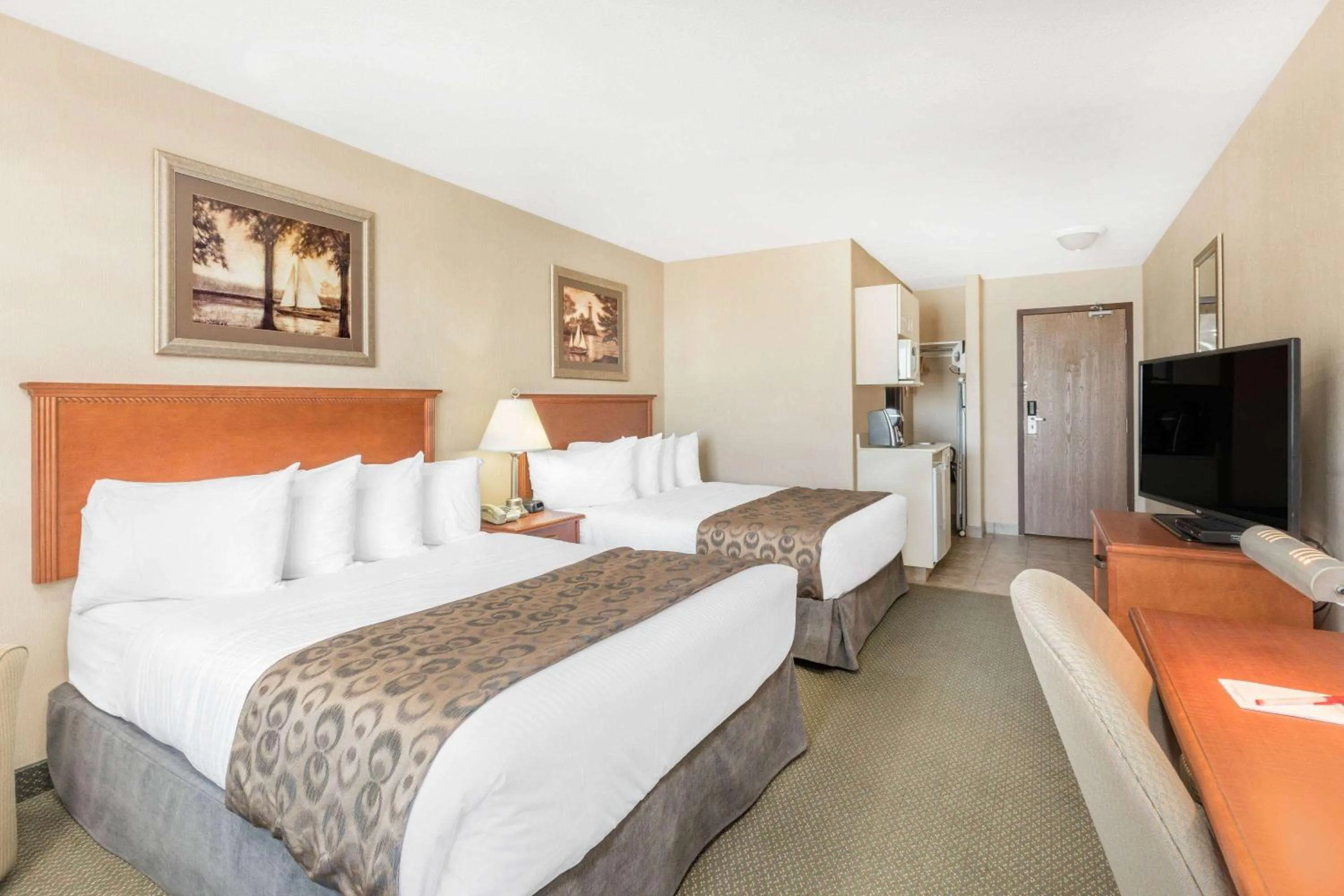 Photo of the whole room, Bed in Ramada by Wyndham Clairmont/Grande Prairie