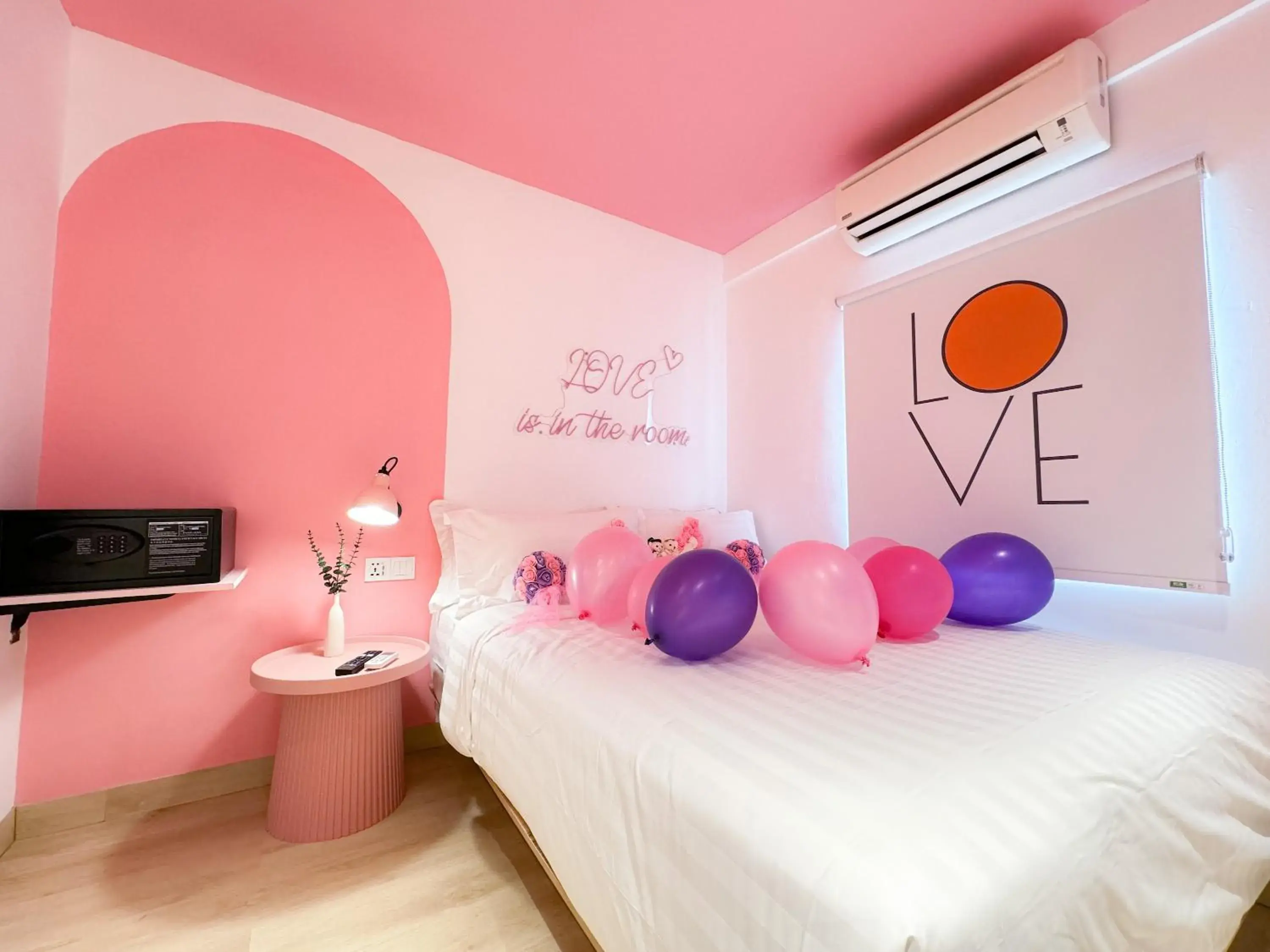 Romantic Queen Room in Apple 1 Hotel Gurney Romantic Queen Room in Apple 1 Hotel Gurney