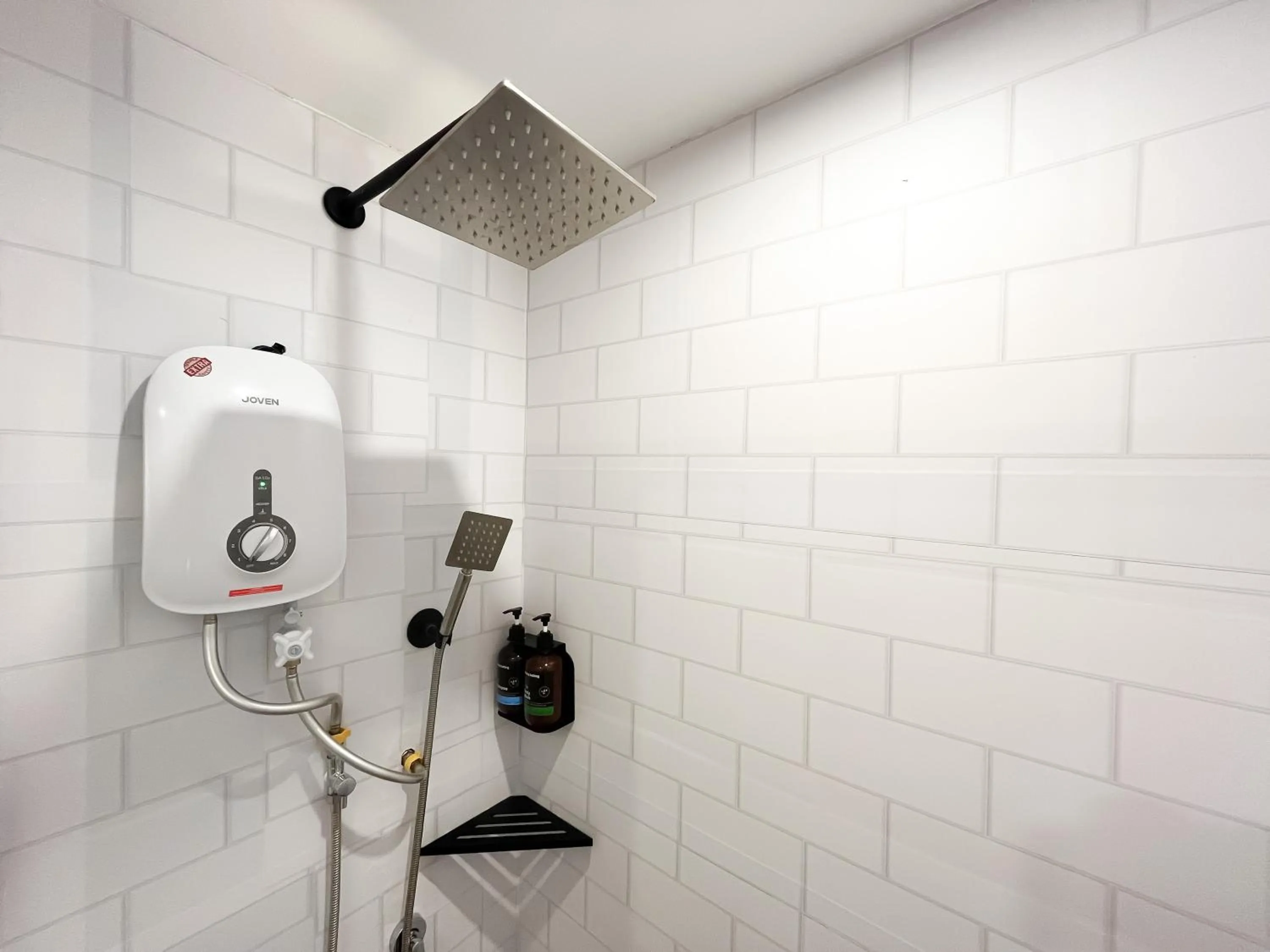 Shower in Apple 1 Hotel Gurney