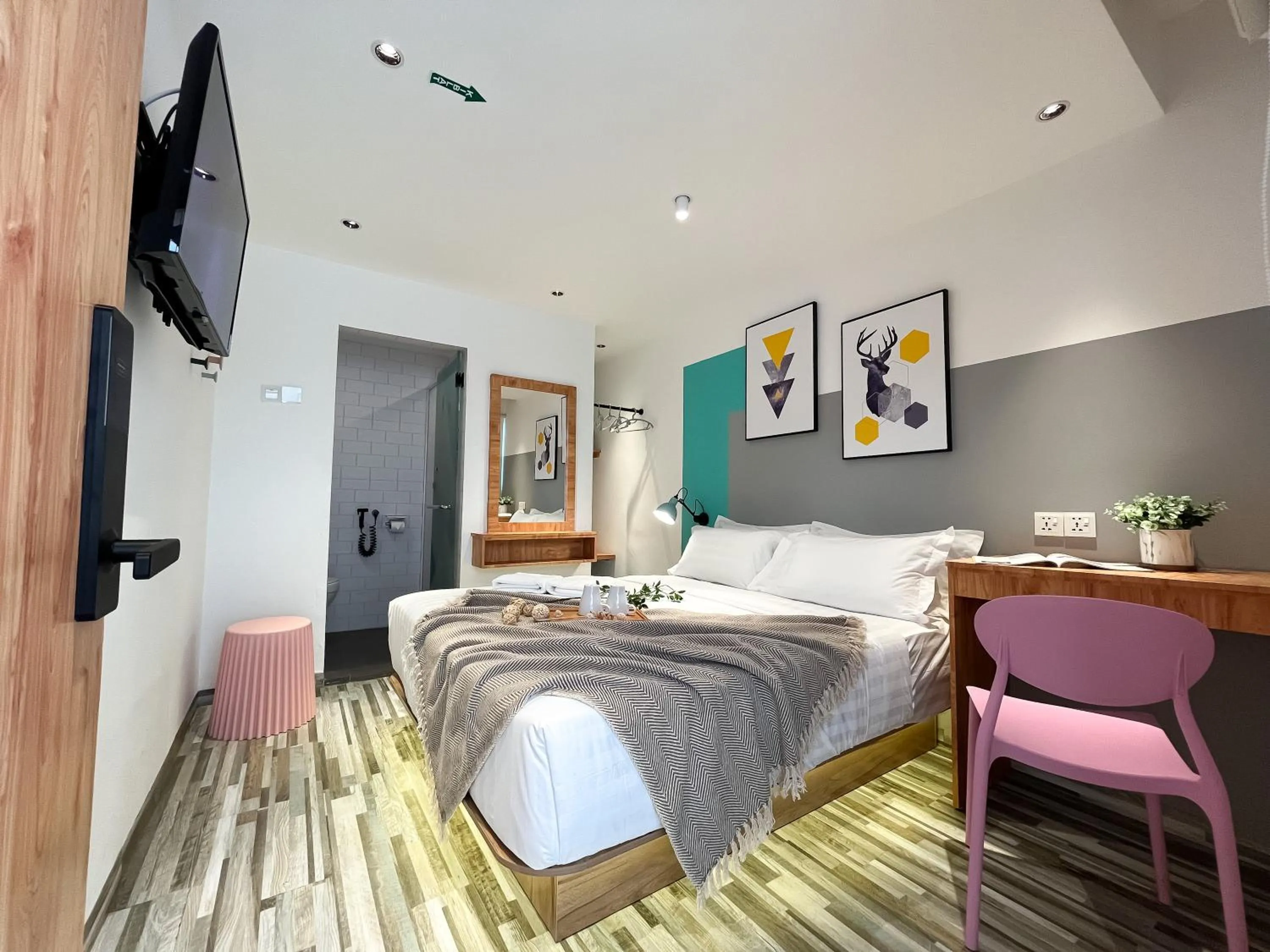 Photo of the whole room, Bed in Apple 1 Hotel Gurney