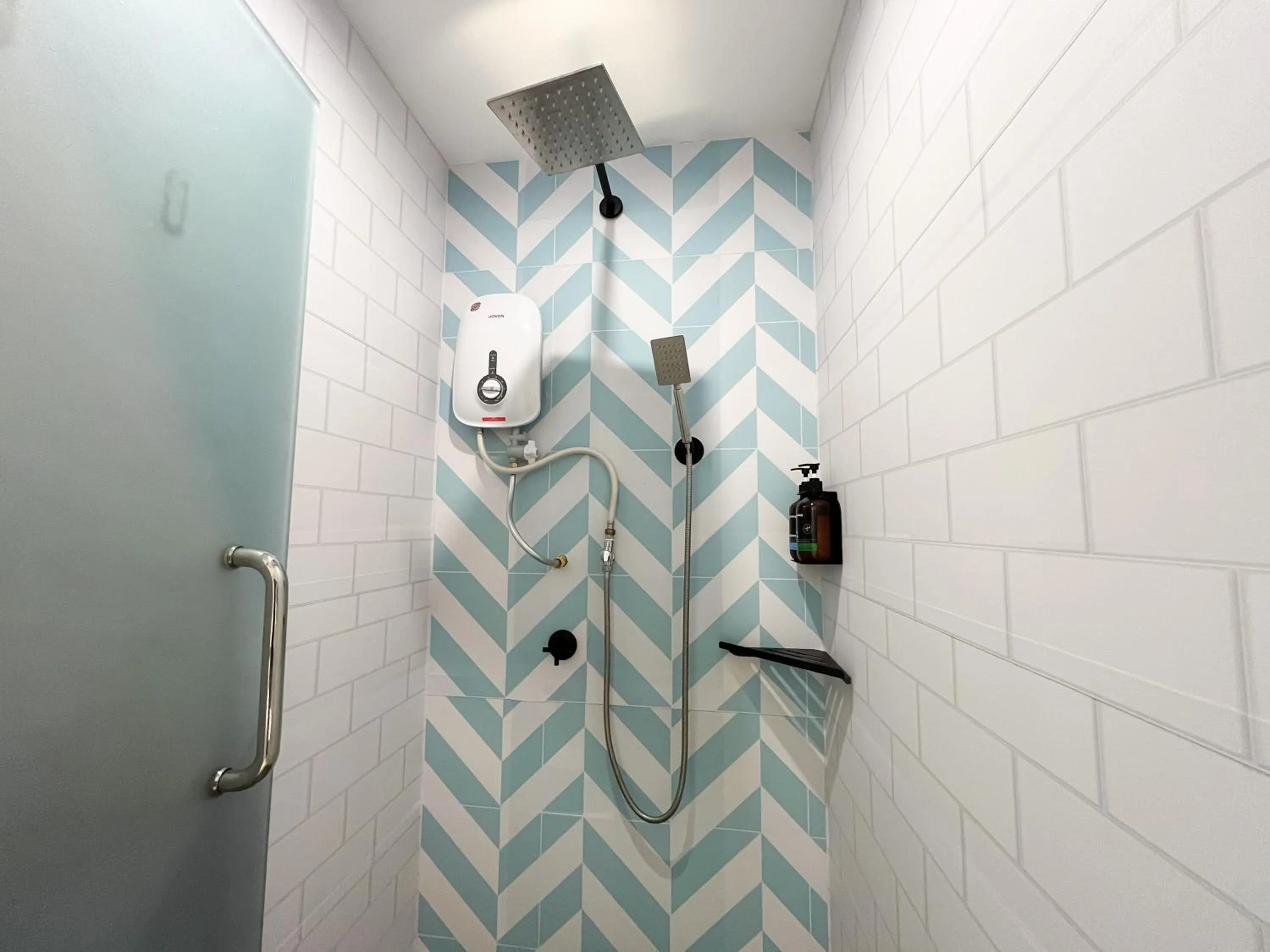 Shower in Apple 1 Hotel Gurney