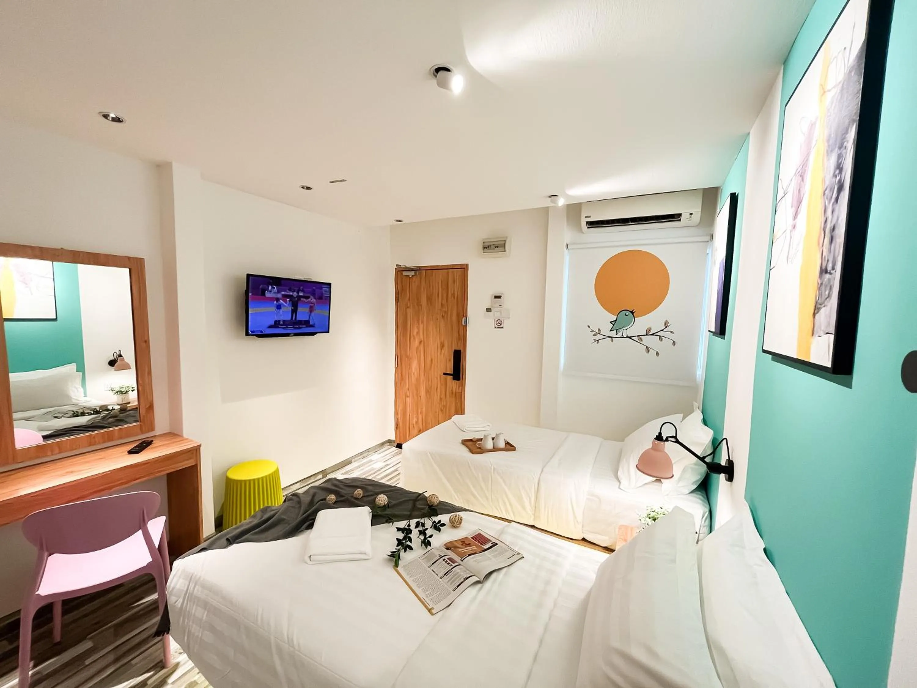 Photo of the whole room, Bed in Apple 1 Hotel Gurney