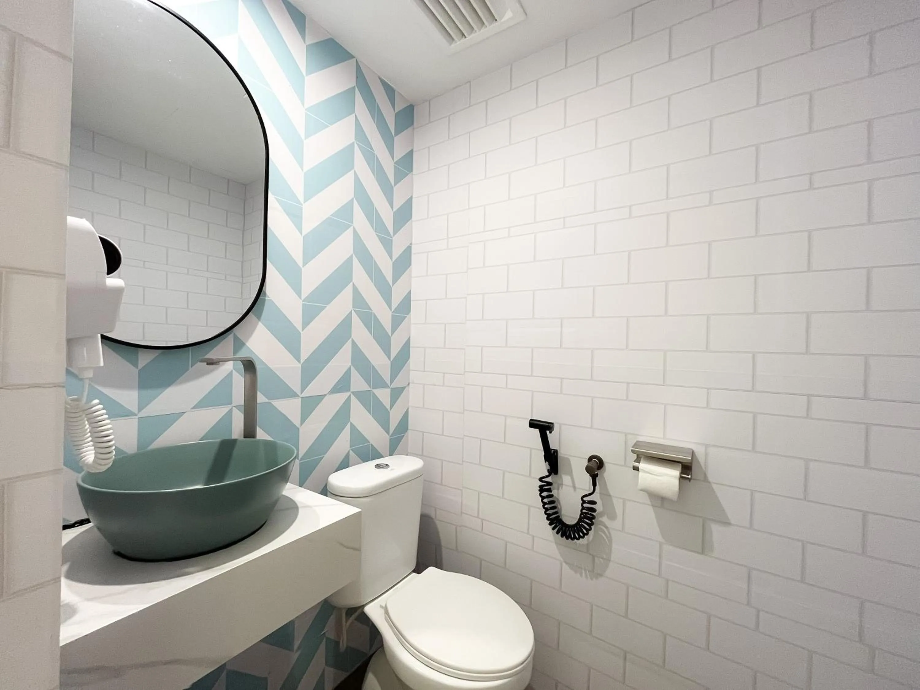 Toilet in Apple 1 Hotel Gurney