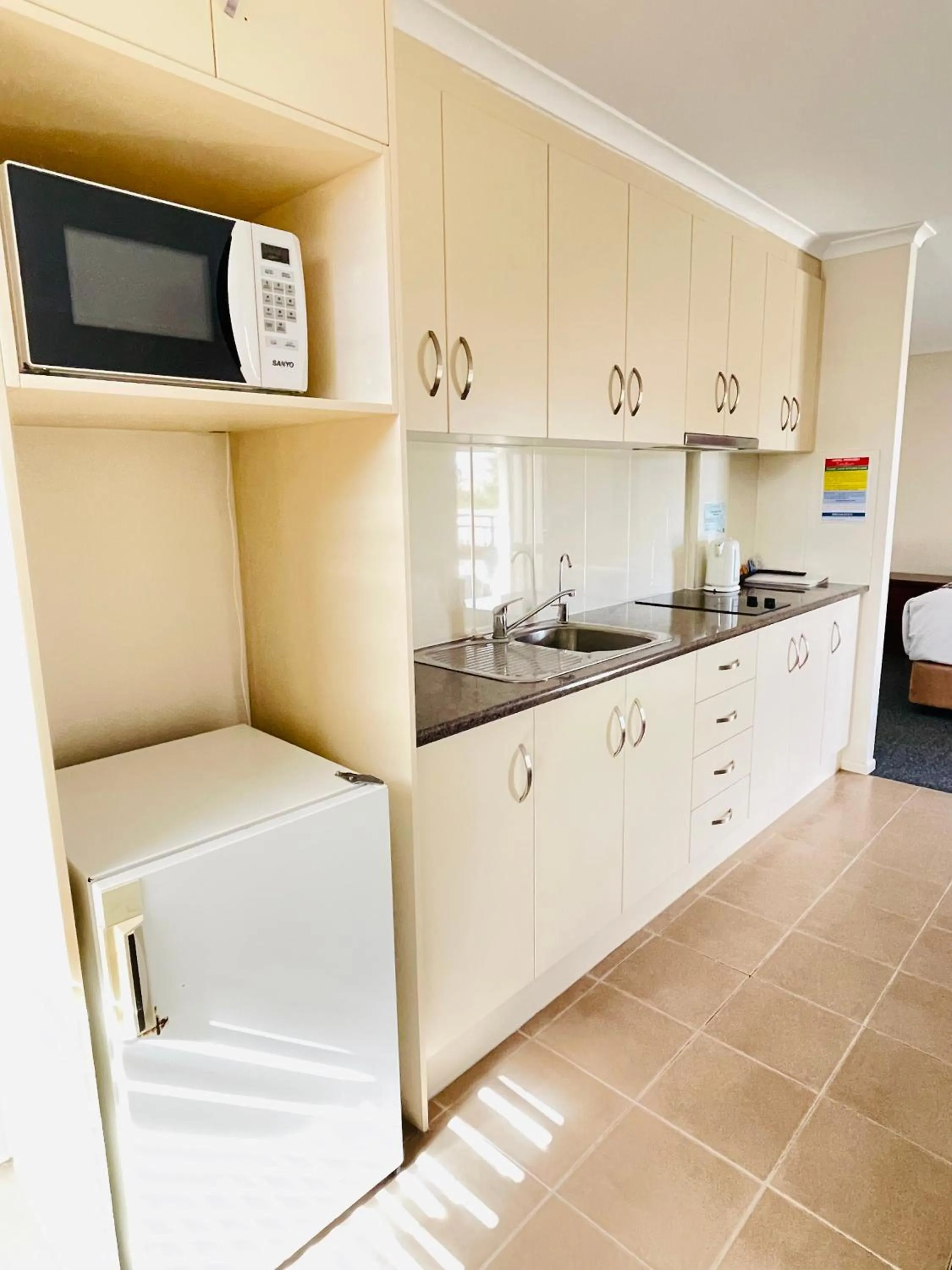 Kitchen or kitchenette in Jacaranda Place Motor Inn