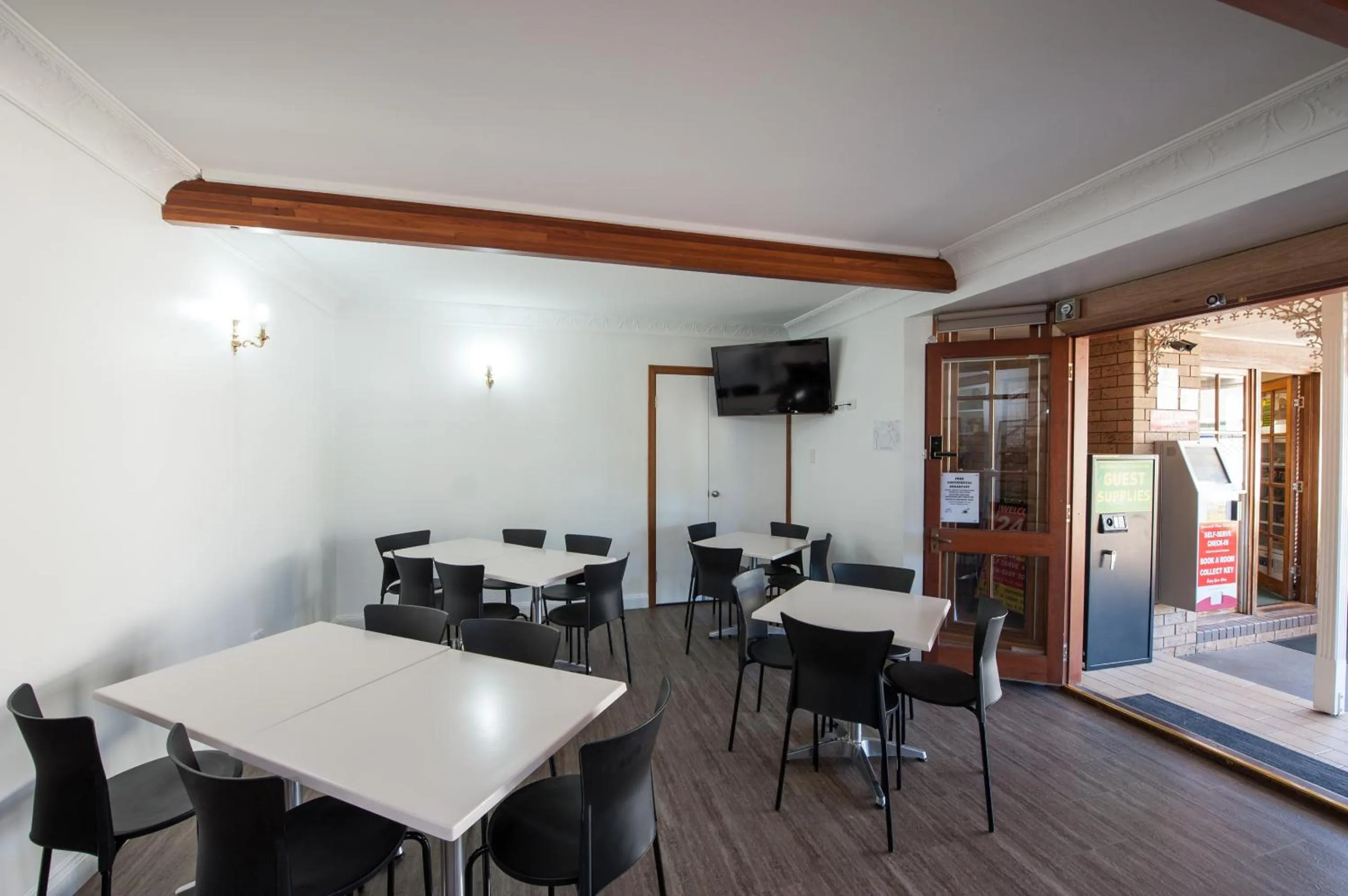 TV and multimedia in Jacaranda Place Motor Inn