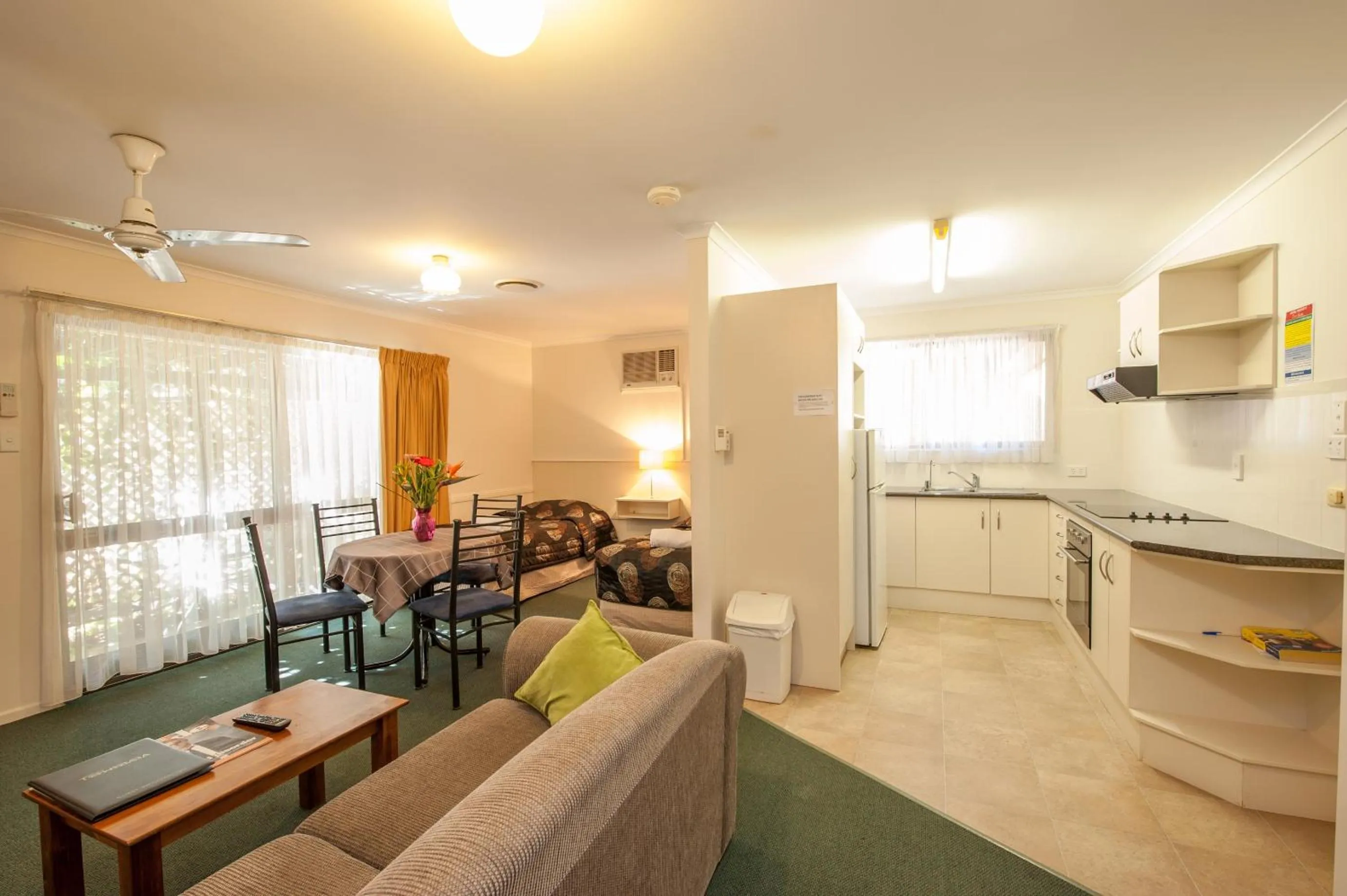 TV and multimedia in Jacaranda Place Motor Inn