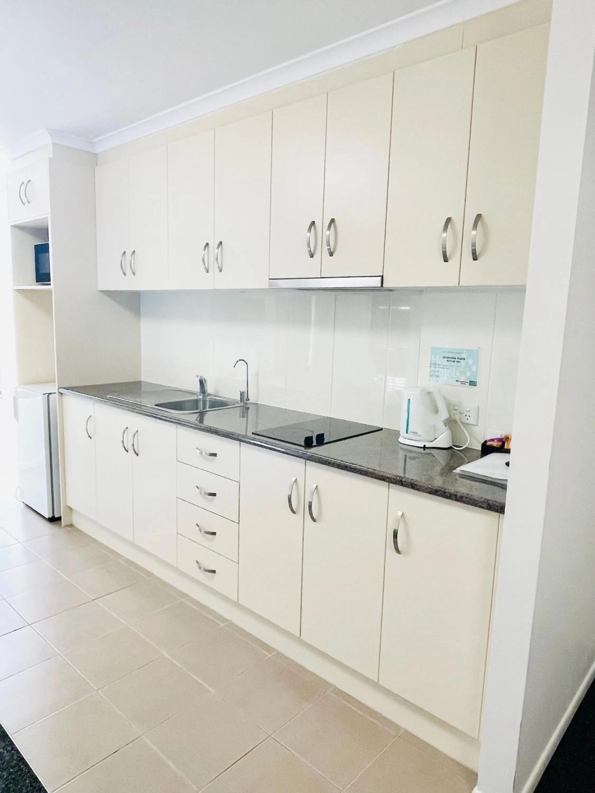 Kitchen or kitchenette in Jacaranda Place Motor Inn