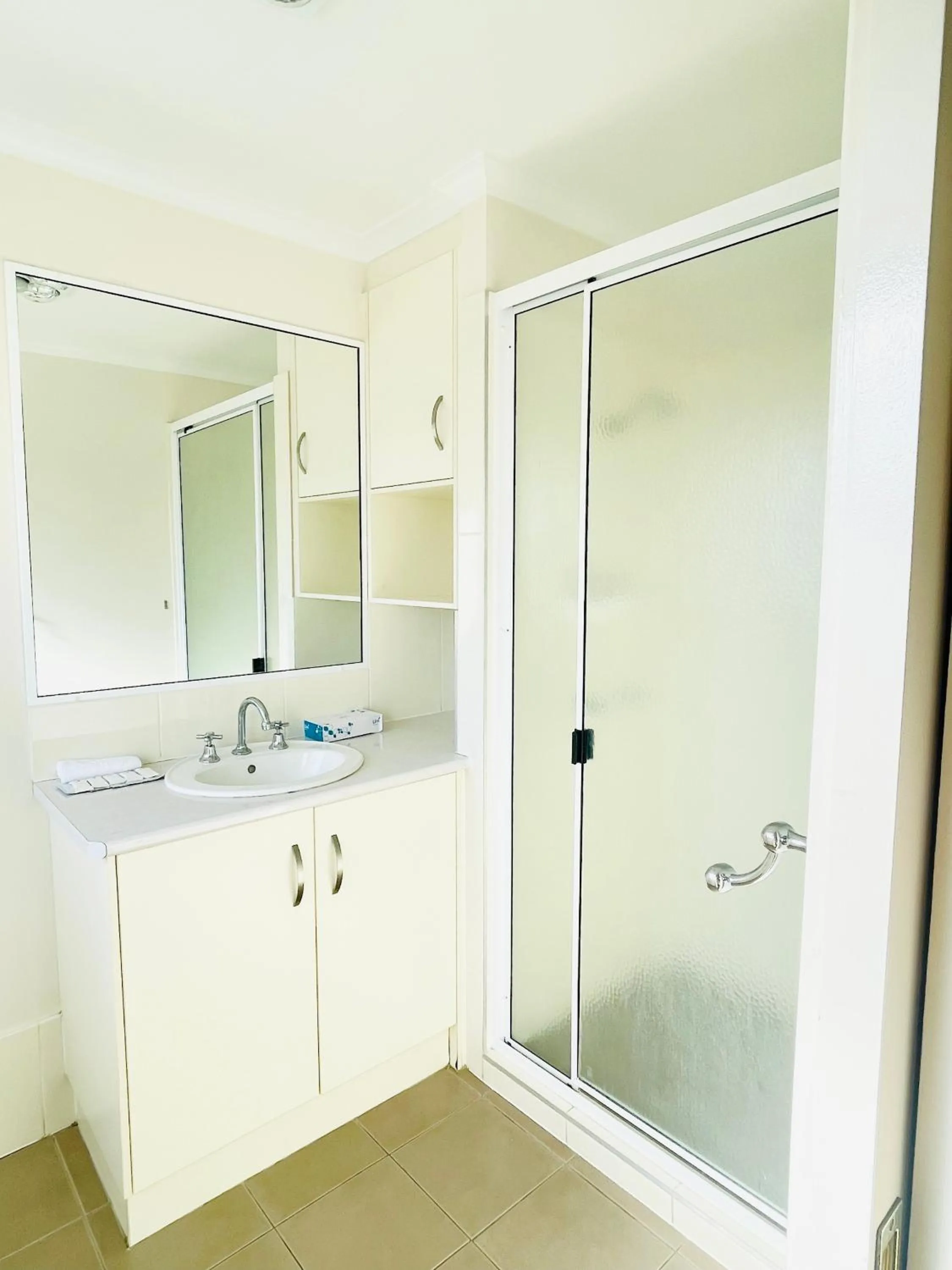 Shower in Jacaranda Place Motor Inn