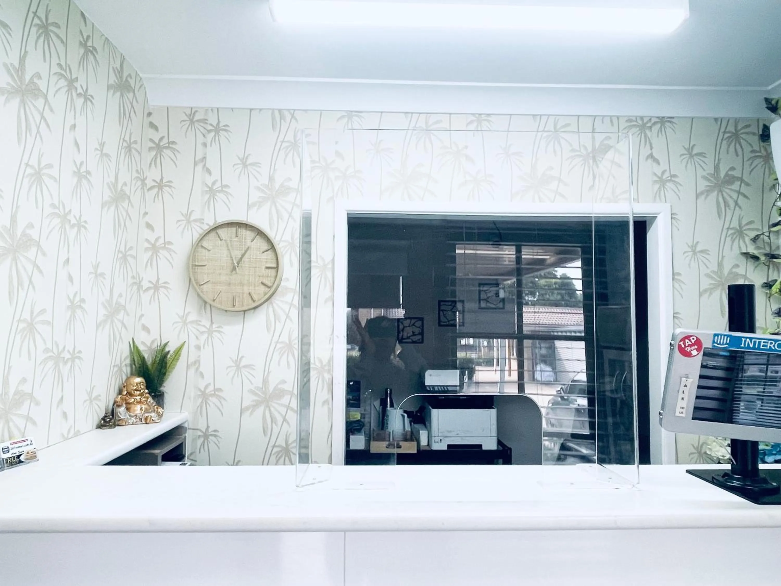 hair dresser in Jacaranda Place Motor Inn