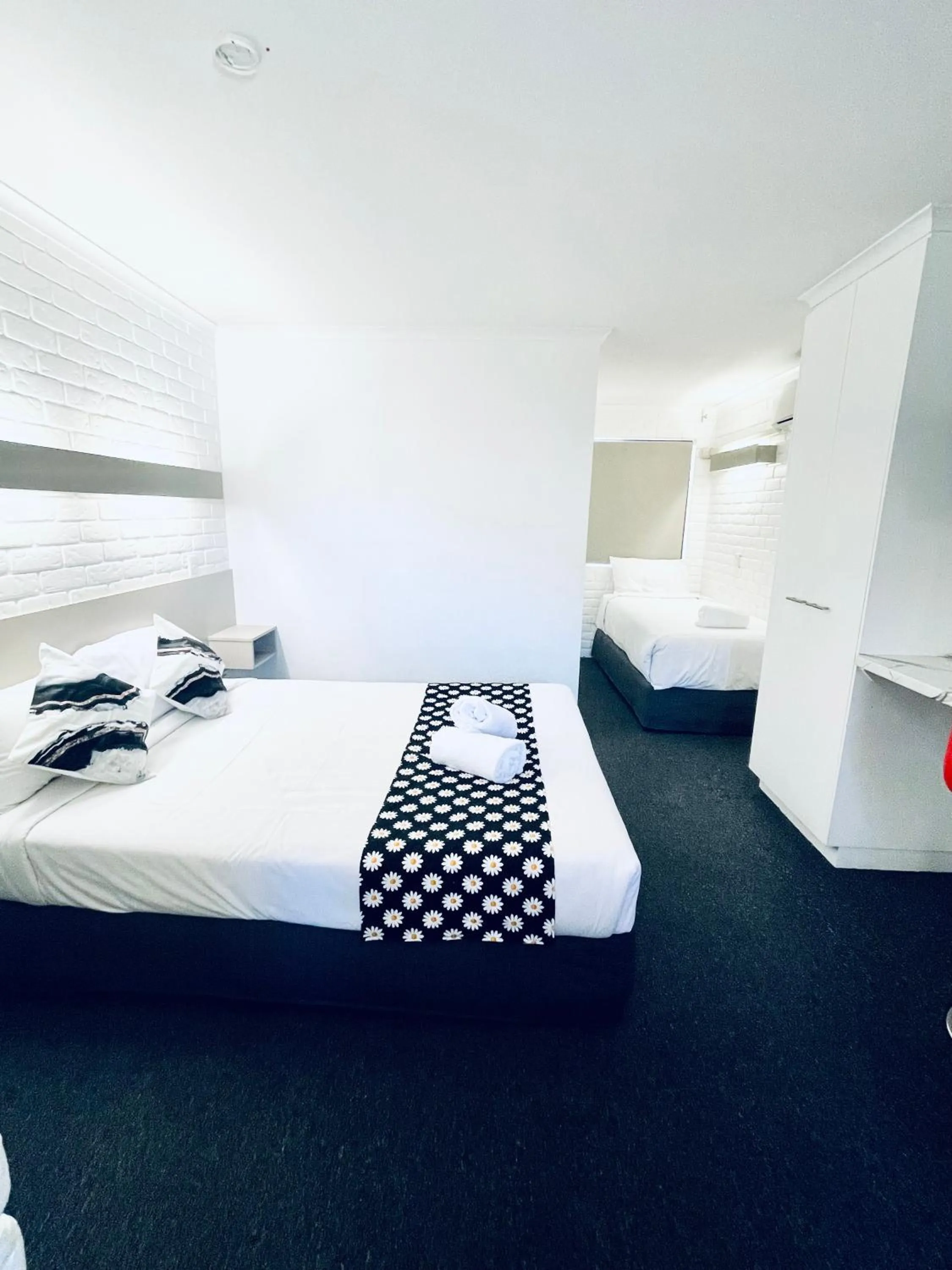 Bed in Jacaranda Place Motor Inn