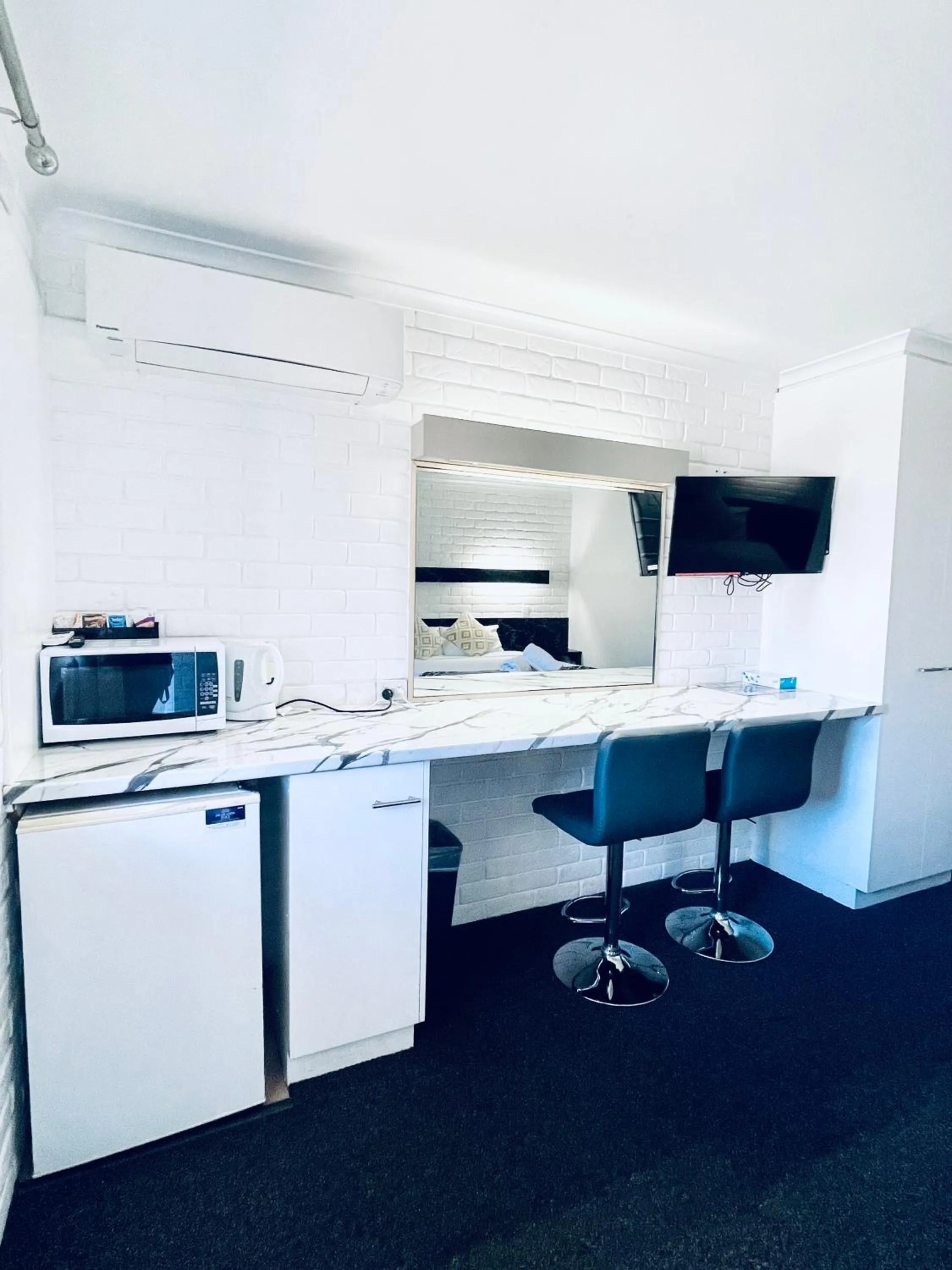 TV and multimedia in Jacaranda Place Motor Inn