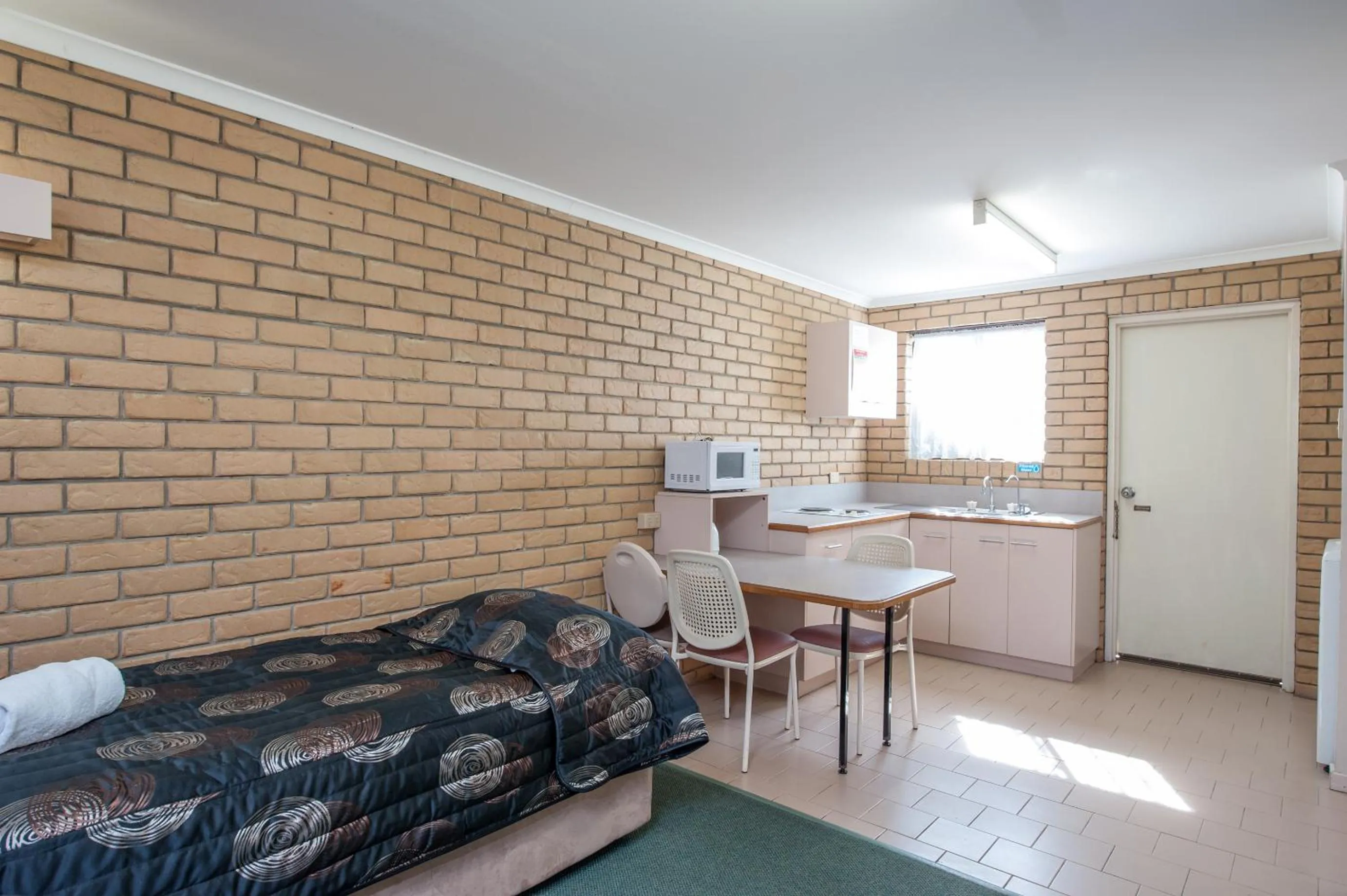 TV and multimedia in Jacaranda Place Motor Inn