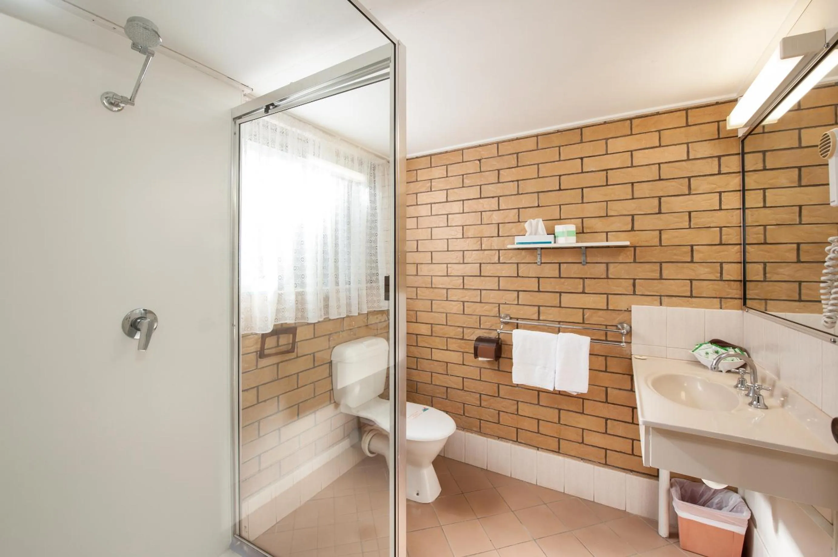 Shower in Jacaranda Place Motor Inn