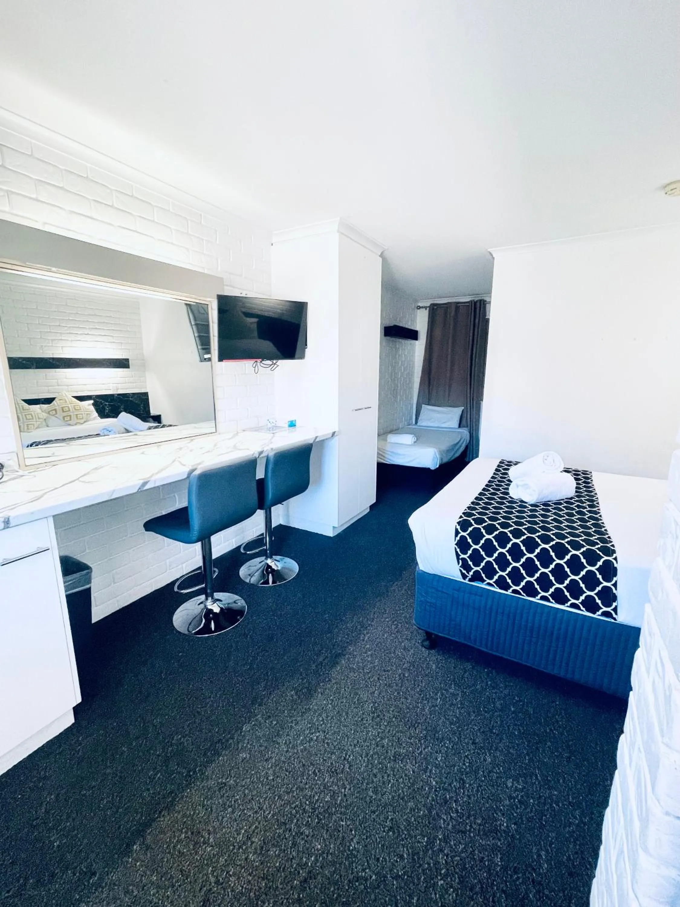 Bed in Jacaranda Place Motor Inn