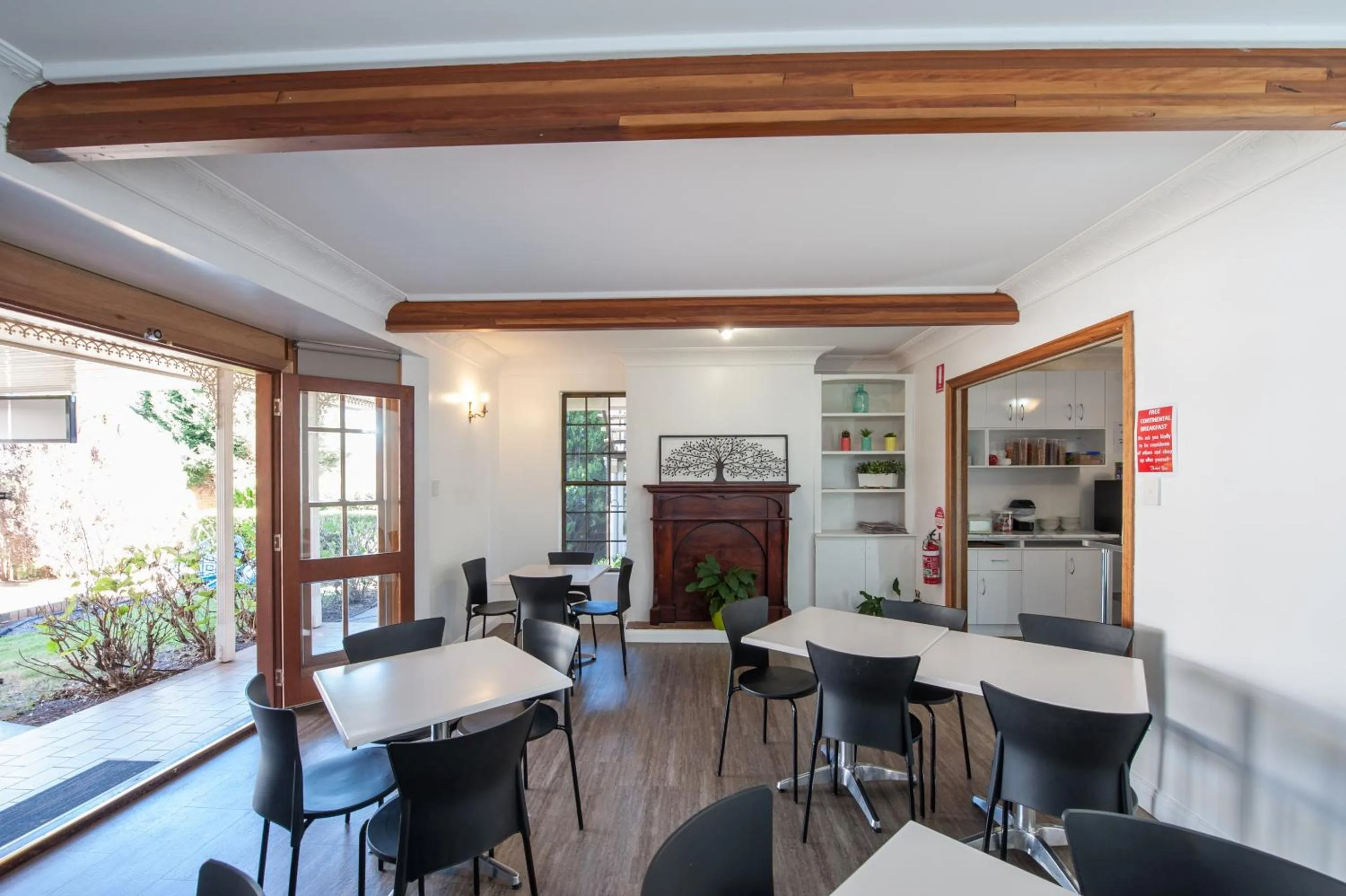 TV and multimedia in Jacaranda Place Motor Inn