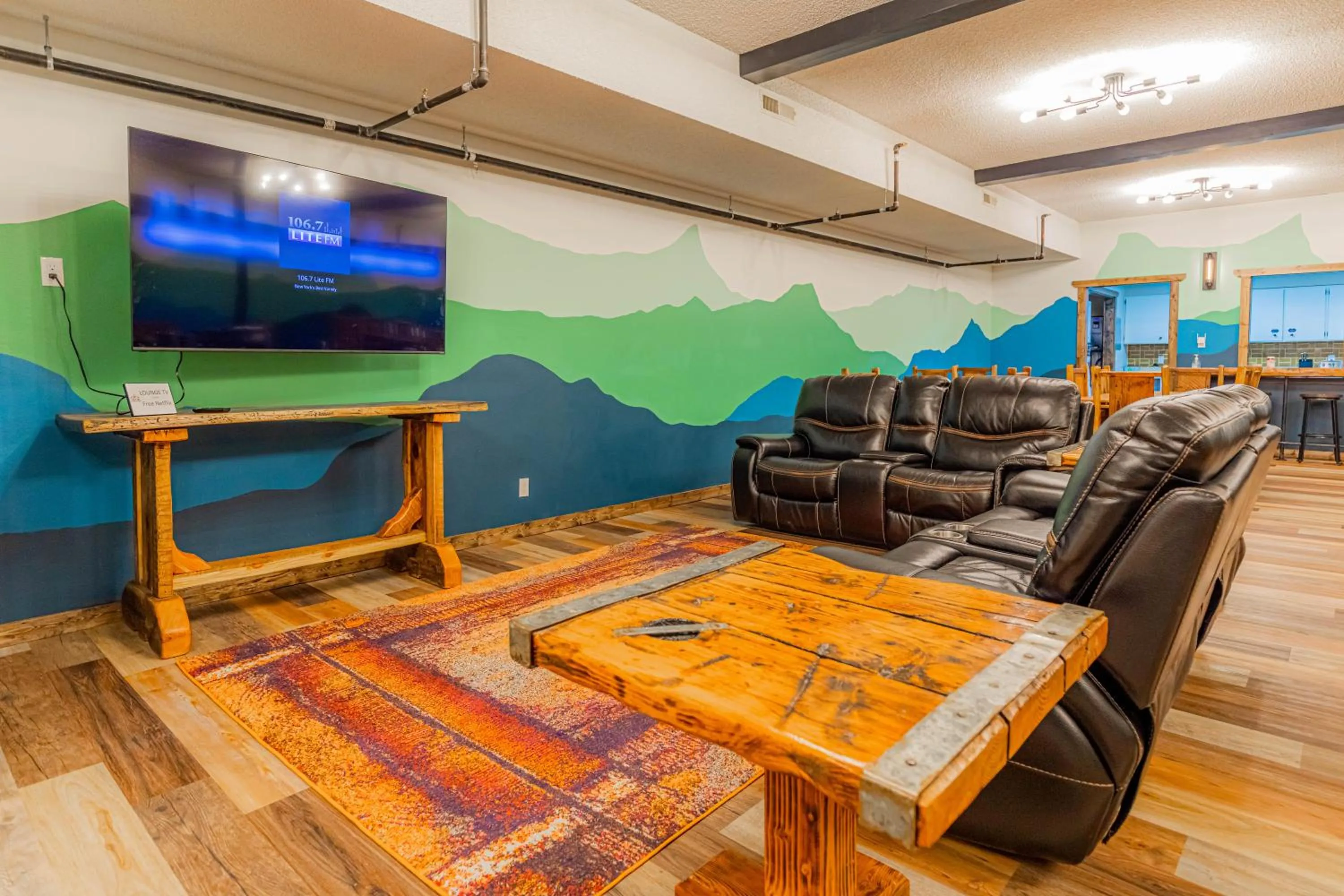 Communal lounge/ TV room in Pintler's Portal Hostel