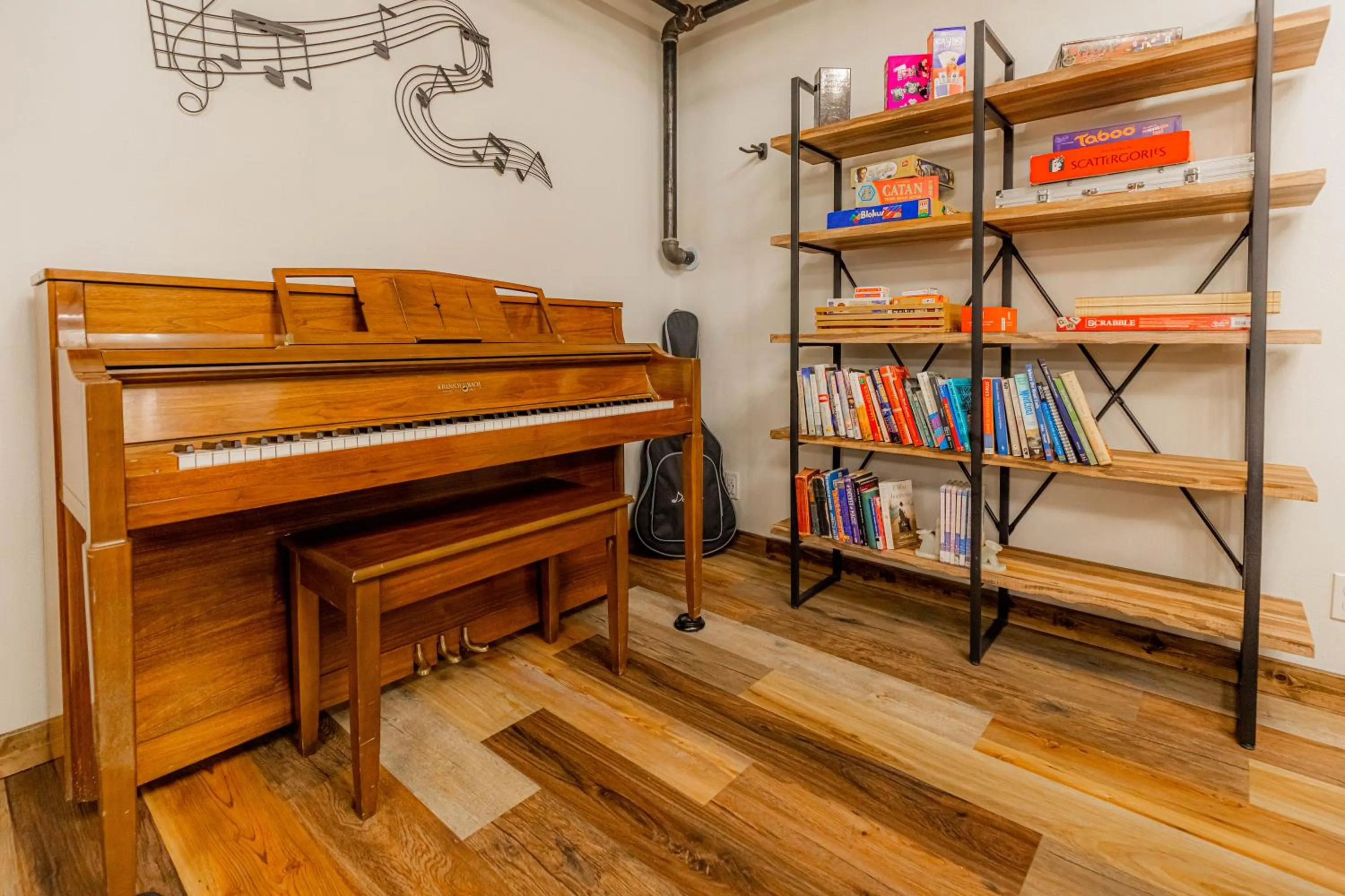 Library in Pintler's Portal Hostel