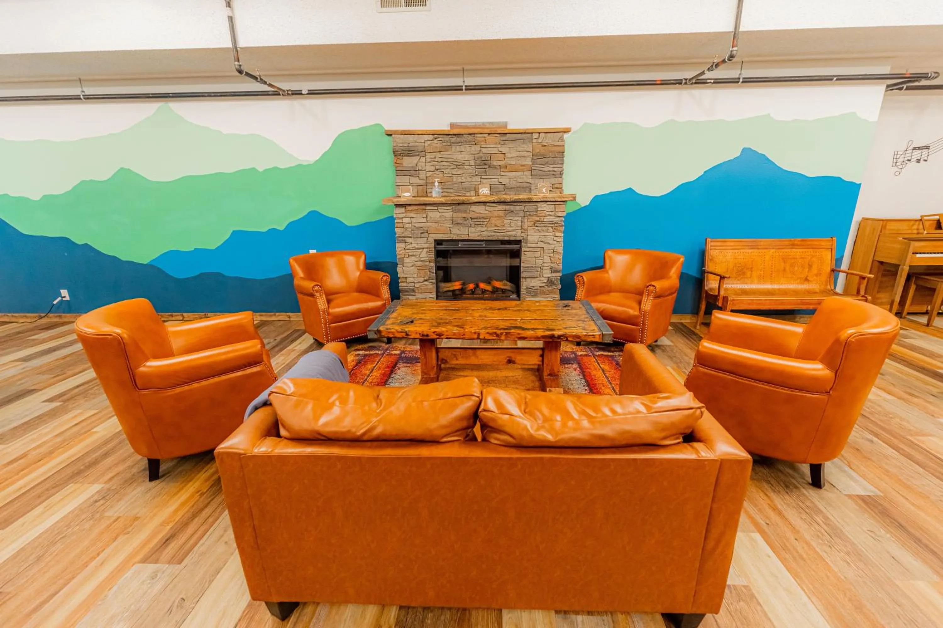 Communal lounge/ TV room in Pintler's Portal Hostel