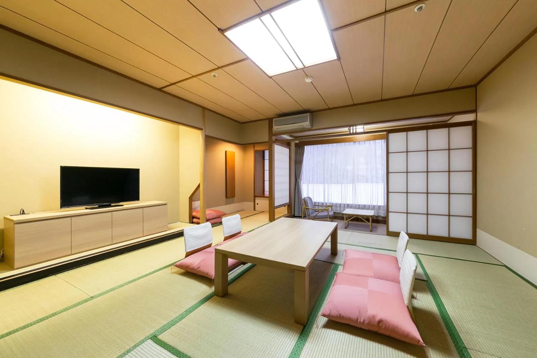 Photo of the whole room, Bed in Tateshina Grand Hotel Takinoyu