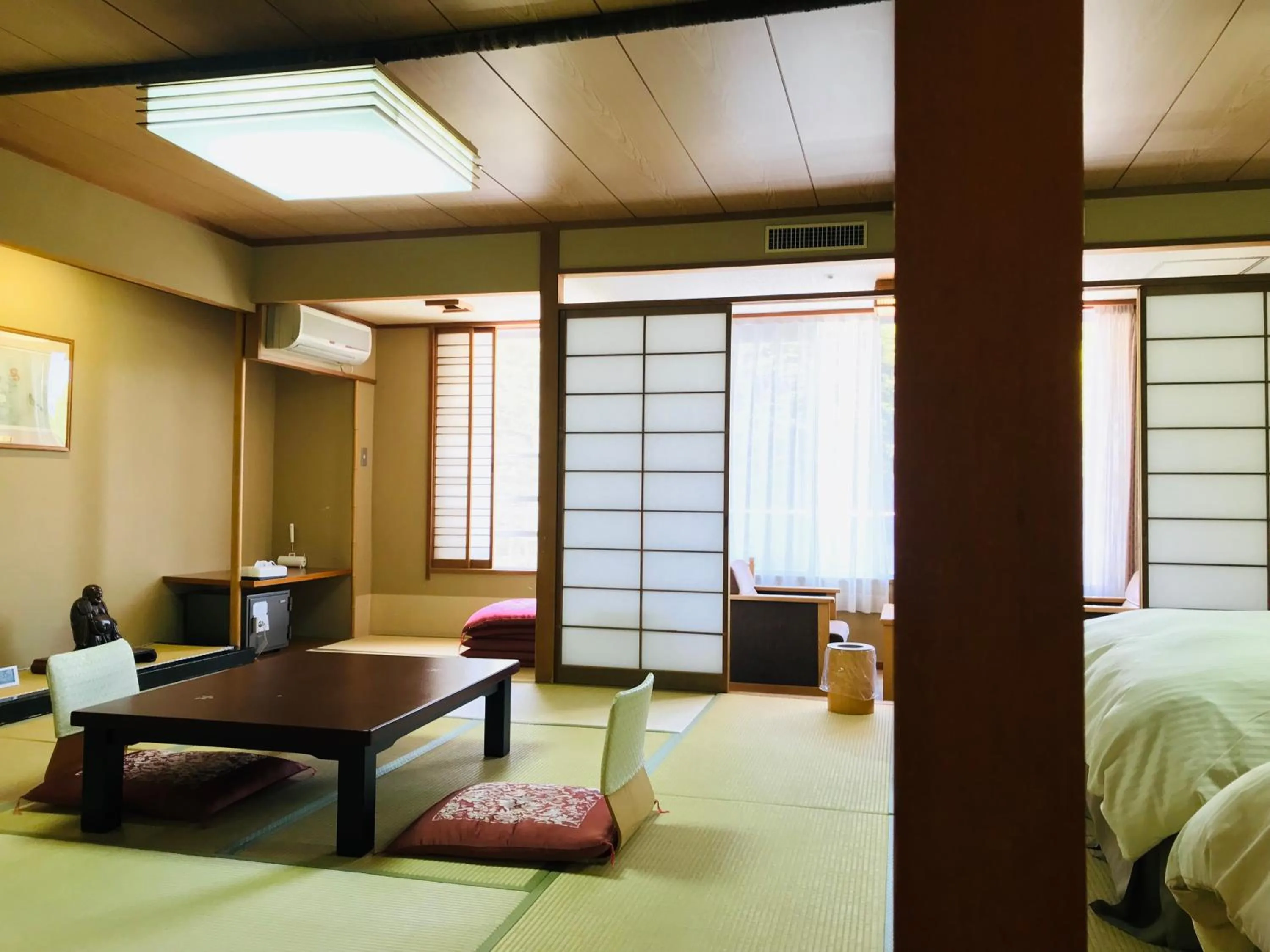 Photo of the whole room, Bed in Tateshina Grand Hotel Takinoyu