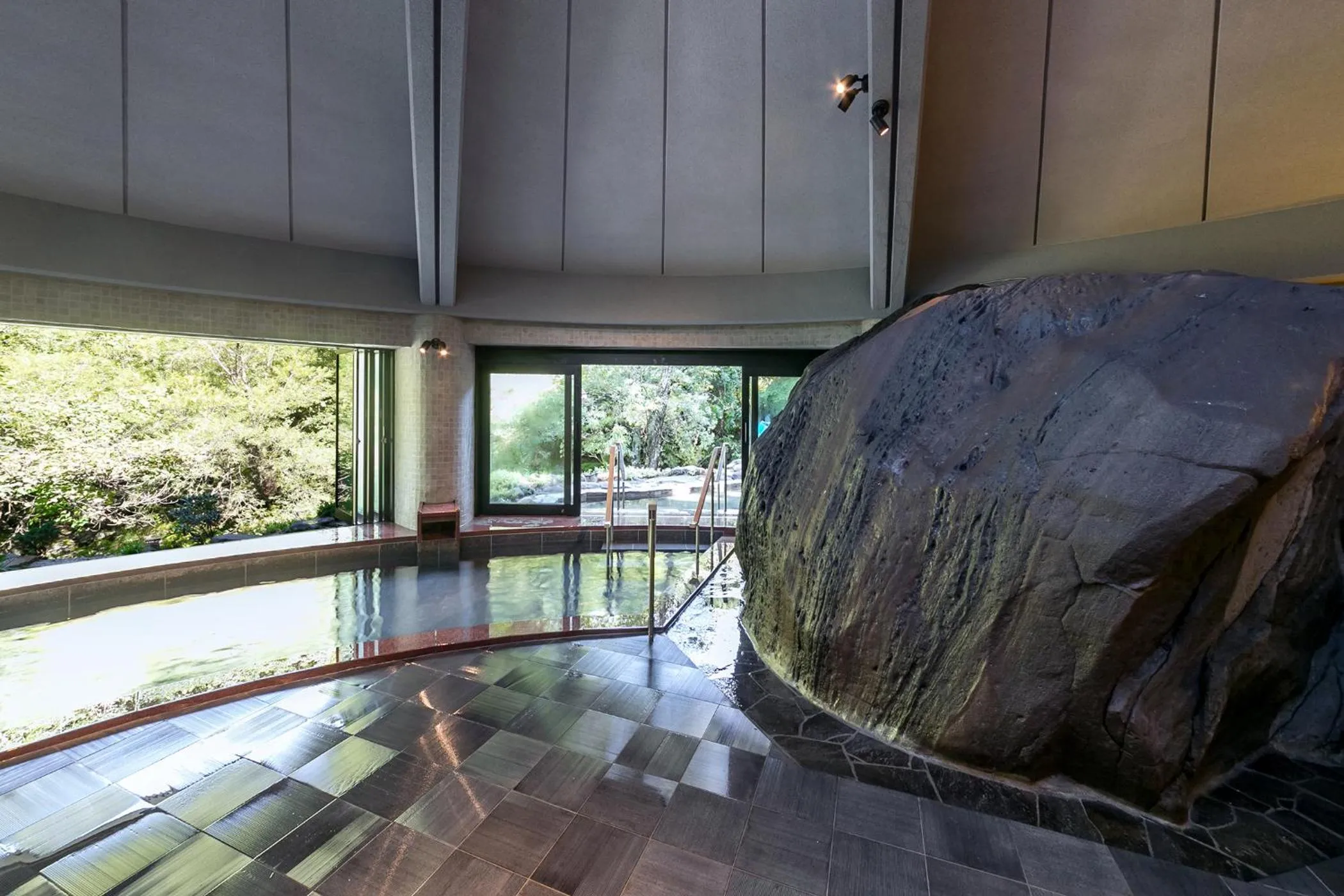 Hot Spring Bath in Tateshina Grand Hotel Takinoyu