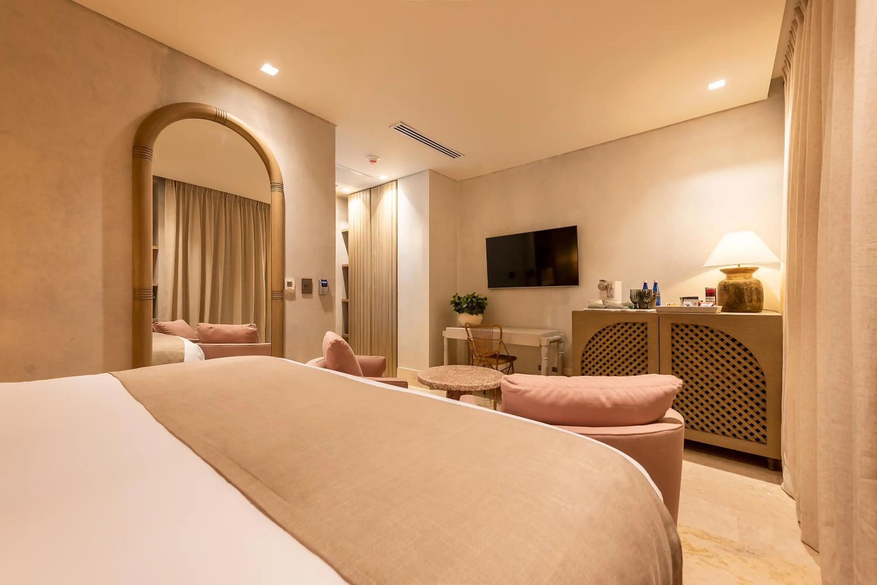 Communal lounge/ TV room, Bed in Cinco Quintas Hotel Boutique