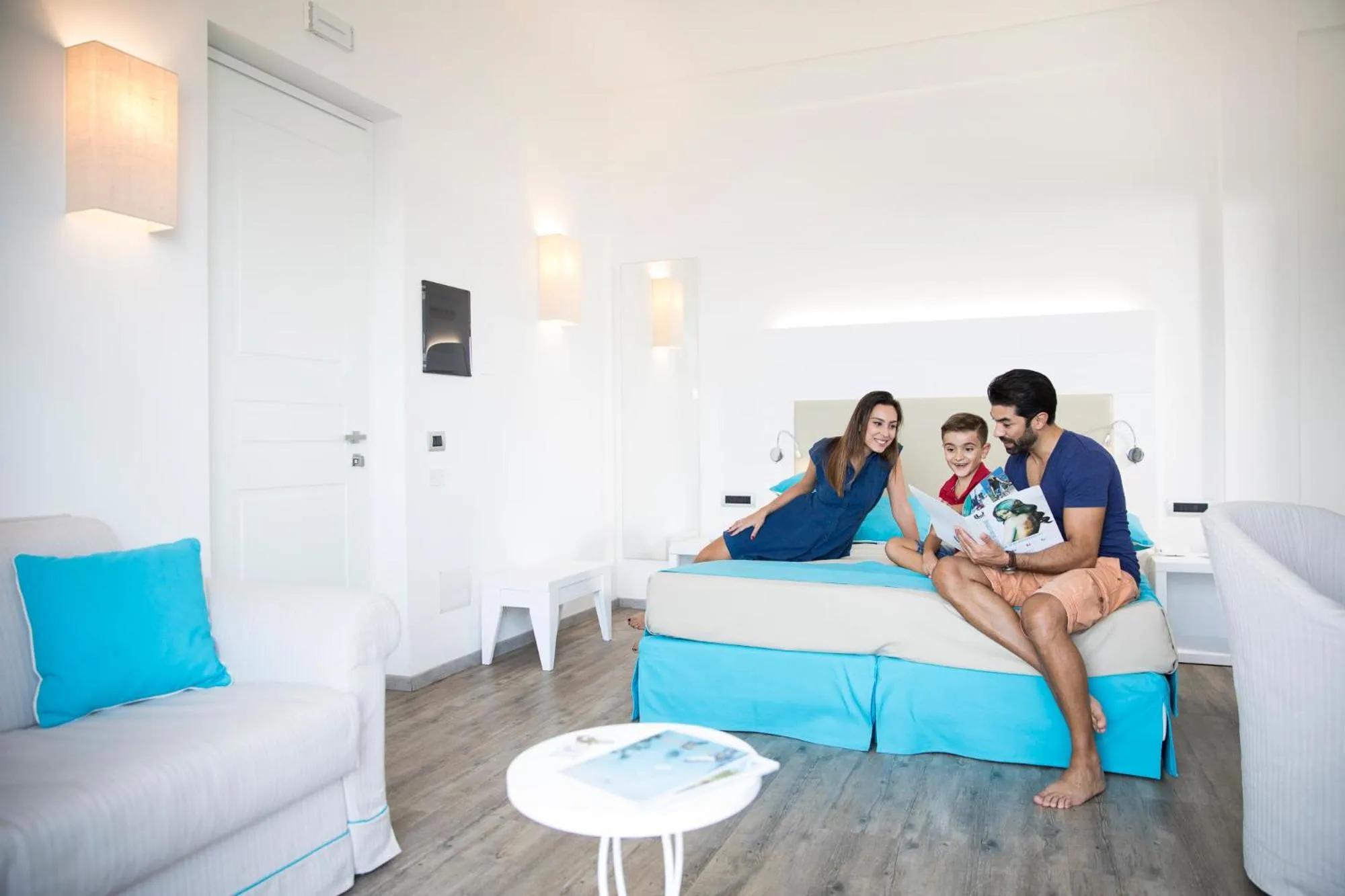 People in Lu' Hotel Maladroxia