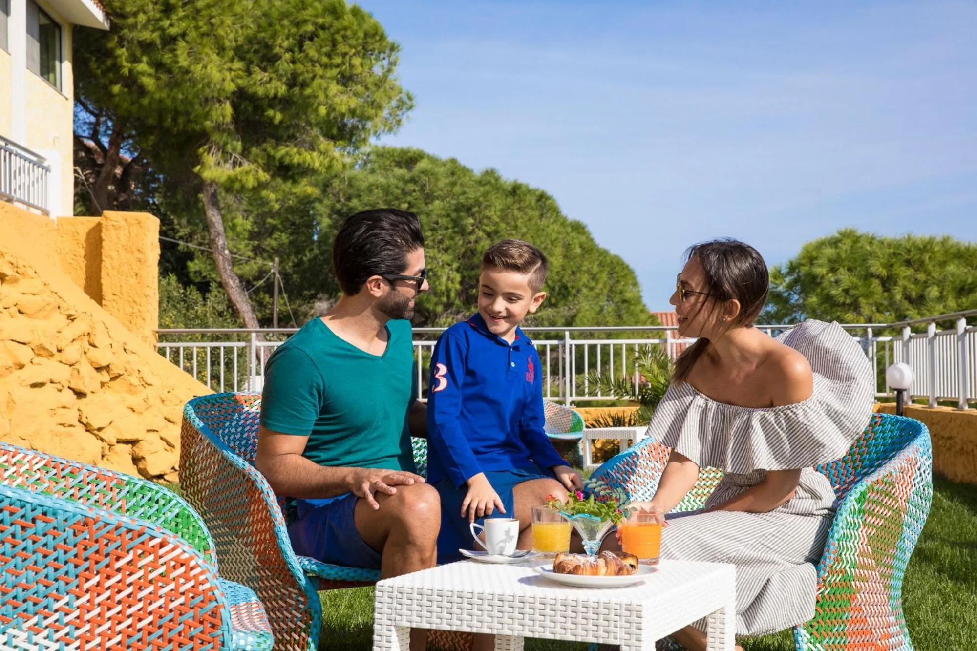 children in Lu' Hotel Maladroxia