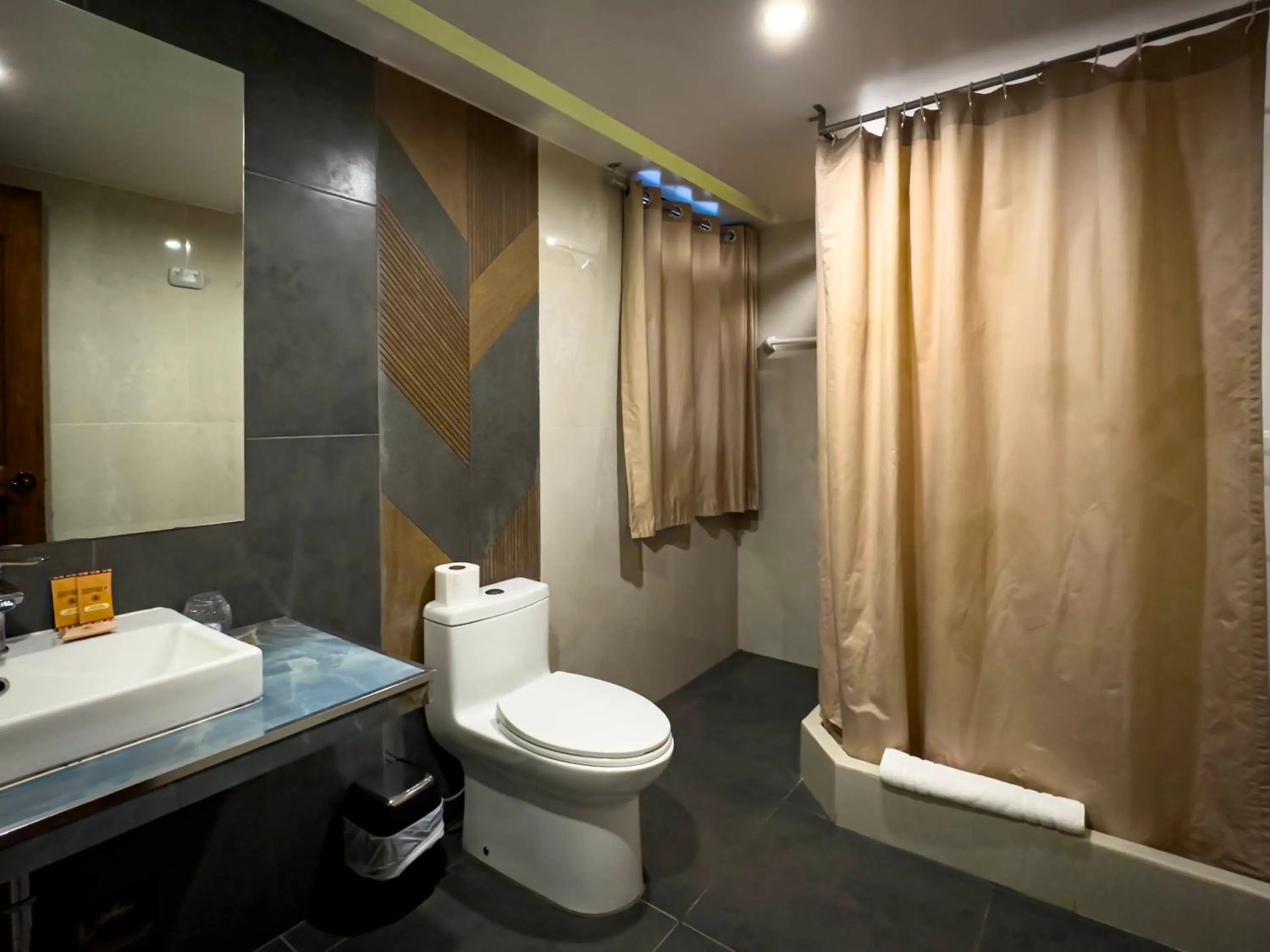 Shower in Santuario Machupicchu