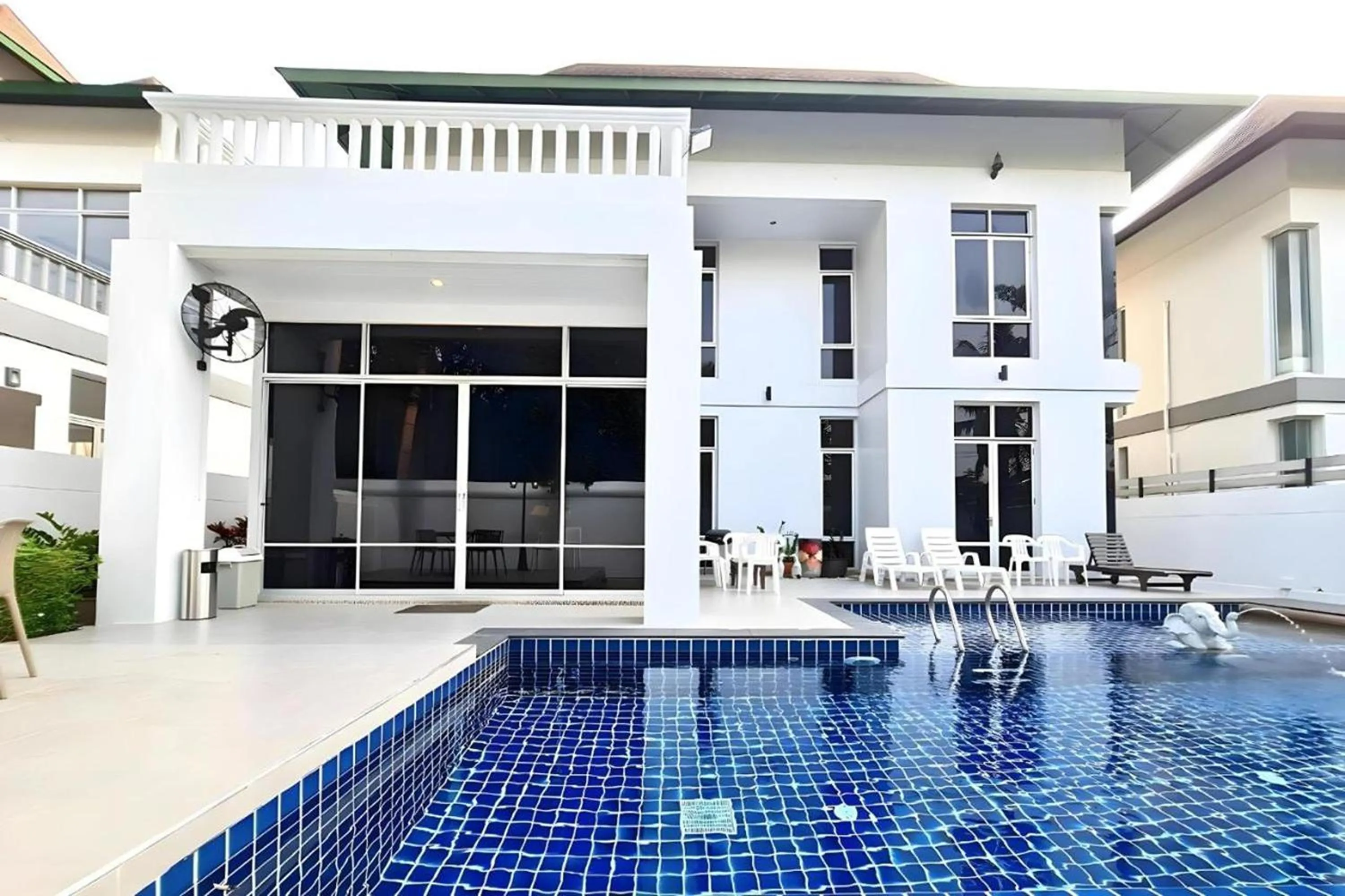 Day in BM Pool Villa Pattaya