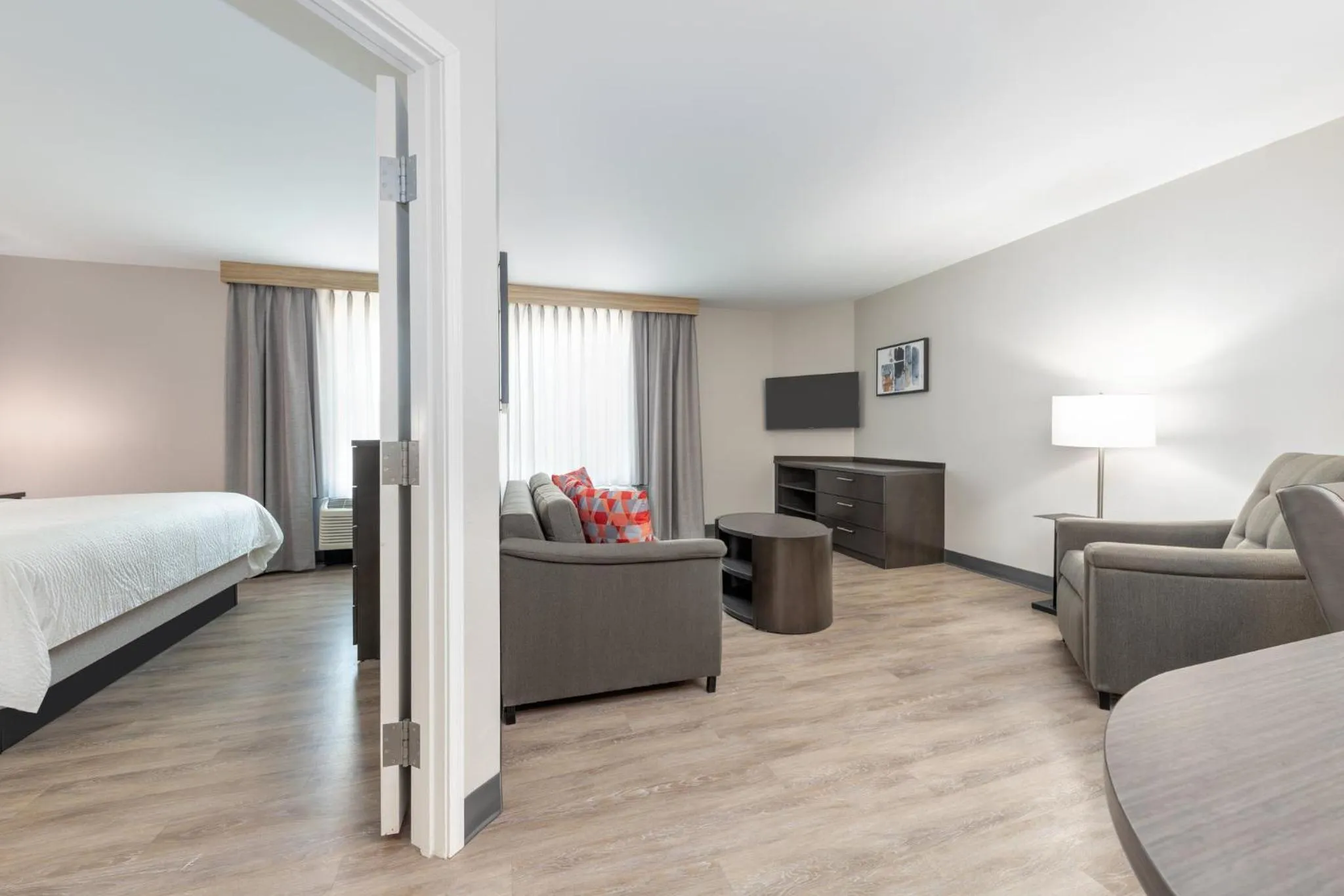 Photo of the whole room, Bed in Candlewood Suites Midland by IHG