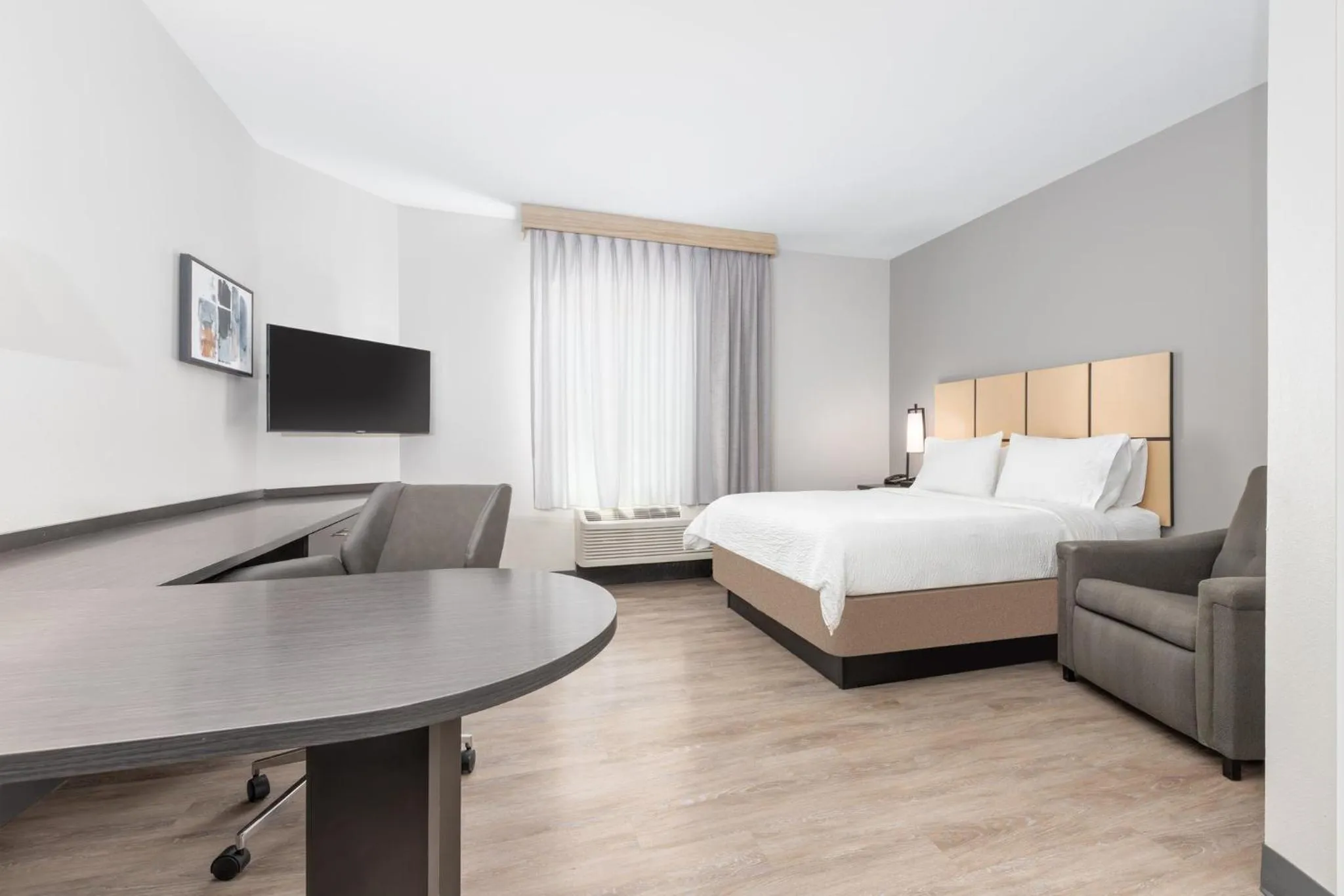 Photo of the whole room, Bed in Candlewood Suites Midland by IHG