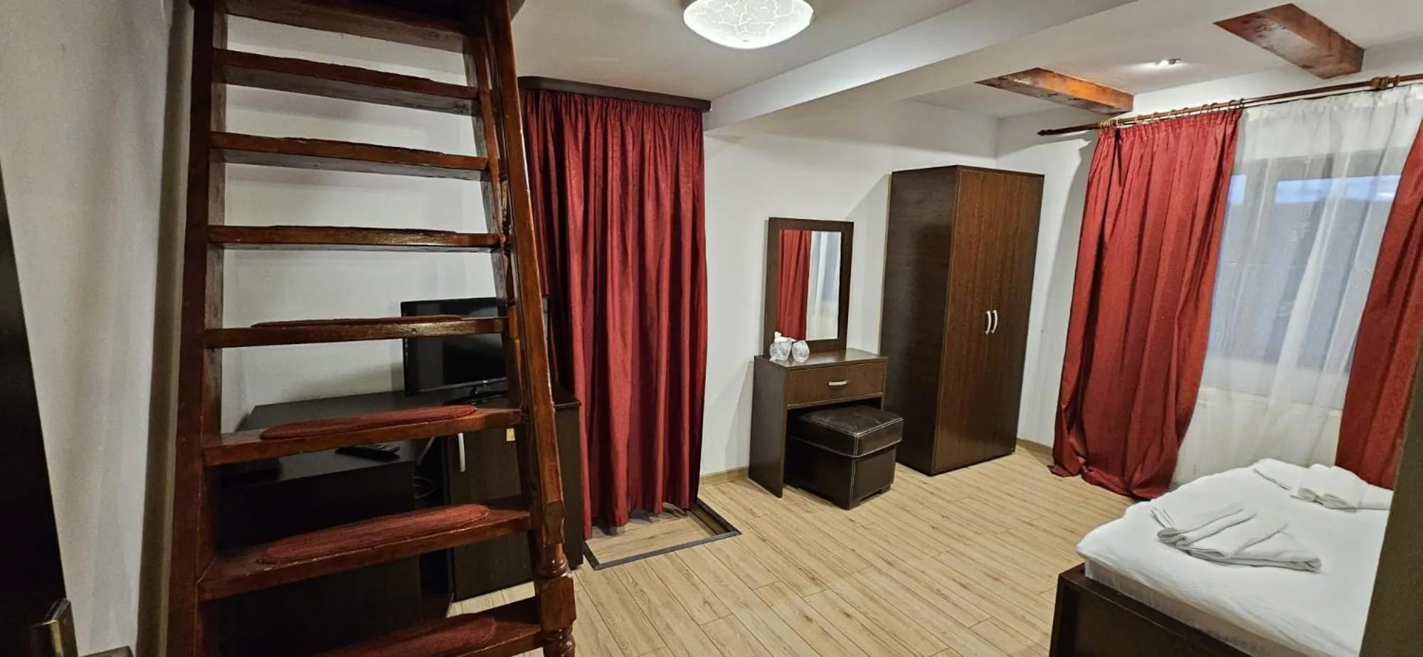 Photo of the whole room, Bed in Hotel Bran Stoker