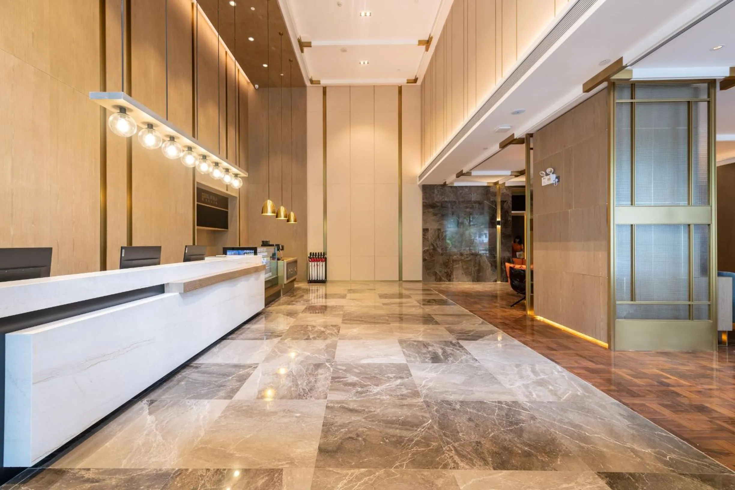 Lobby or reception in Echarm Plus International Hotel Ouzhuang Metro Station Branch - Free Deliver Service to Canton Fair Complex During Canton Fair Period