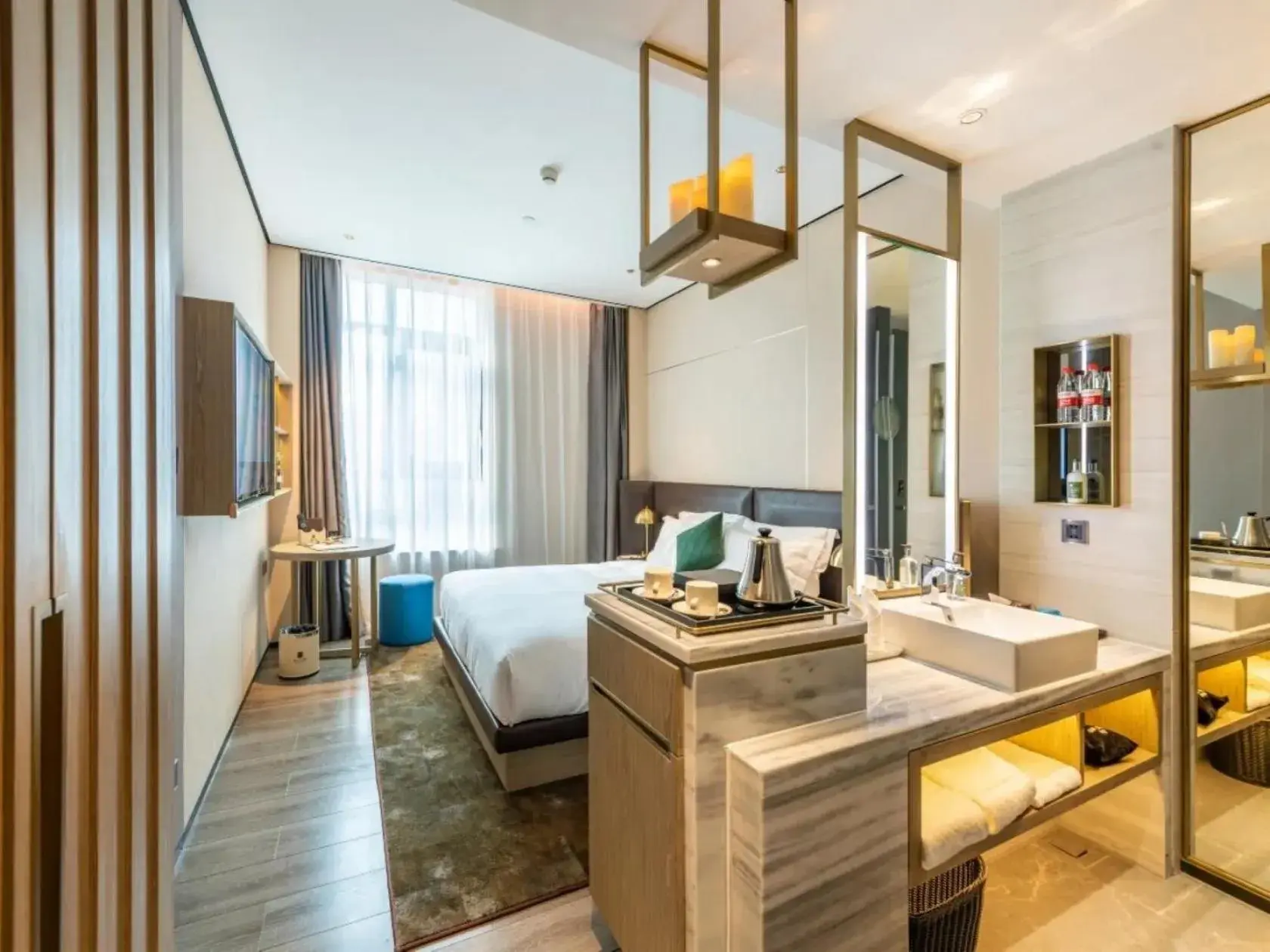 Superior Queen Room in Echarm Plus International Hotel Ouzhuang Metro Station Branch - Free Deliver Service to Canton Fair Complex During Canton Fair Period Superior Queen Room in Echarm Plus International Hotel Ouzhuang Metro Station Branch - Free Deliver Service to Canton Fair Complex During Canton Fair Period