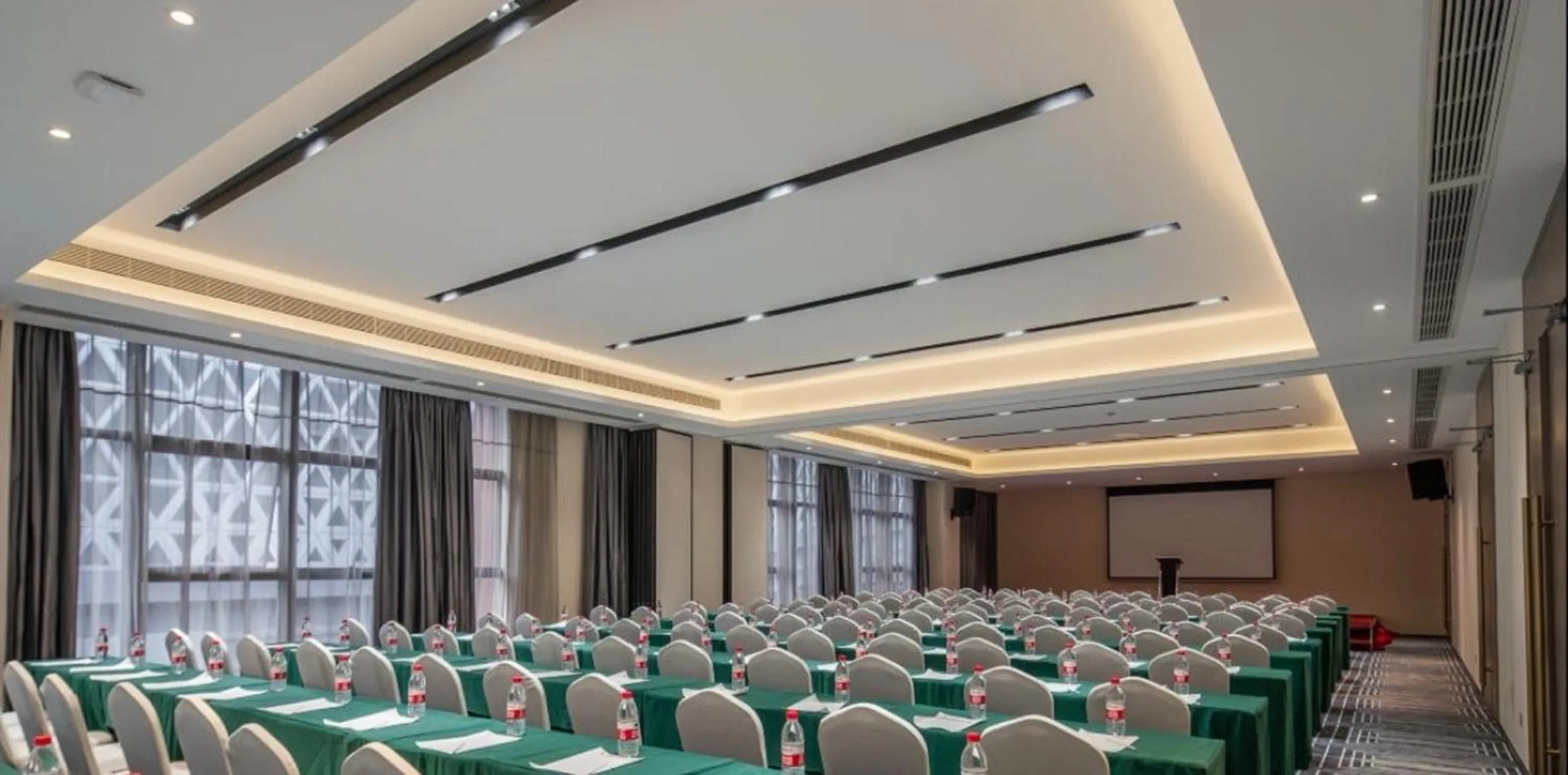 Meeting/conference room in Echarm Plus International Hotel Ouzhuang Metro Station Branch - Free Deliver Service to Canton Fair Complex During Canton Fair Period