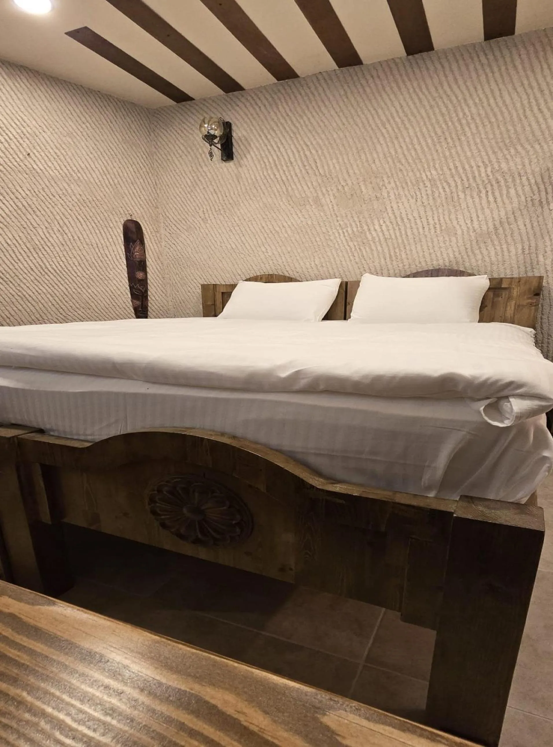 Bed in İncebey Konak Cappadocia