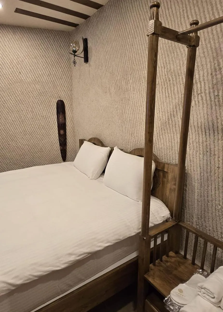 Bed in İncebey Konak Cappadocia