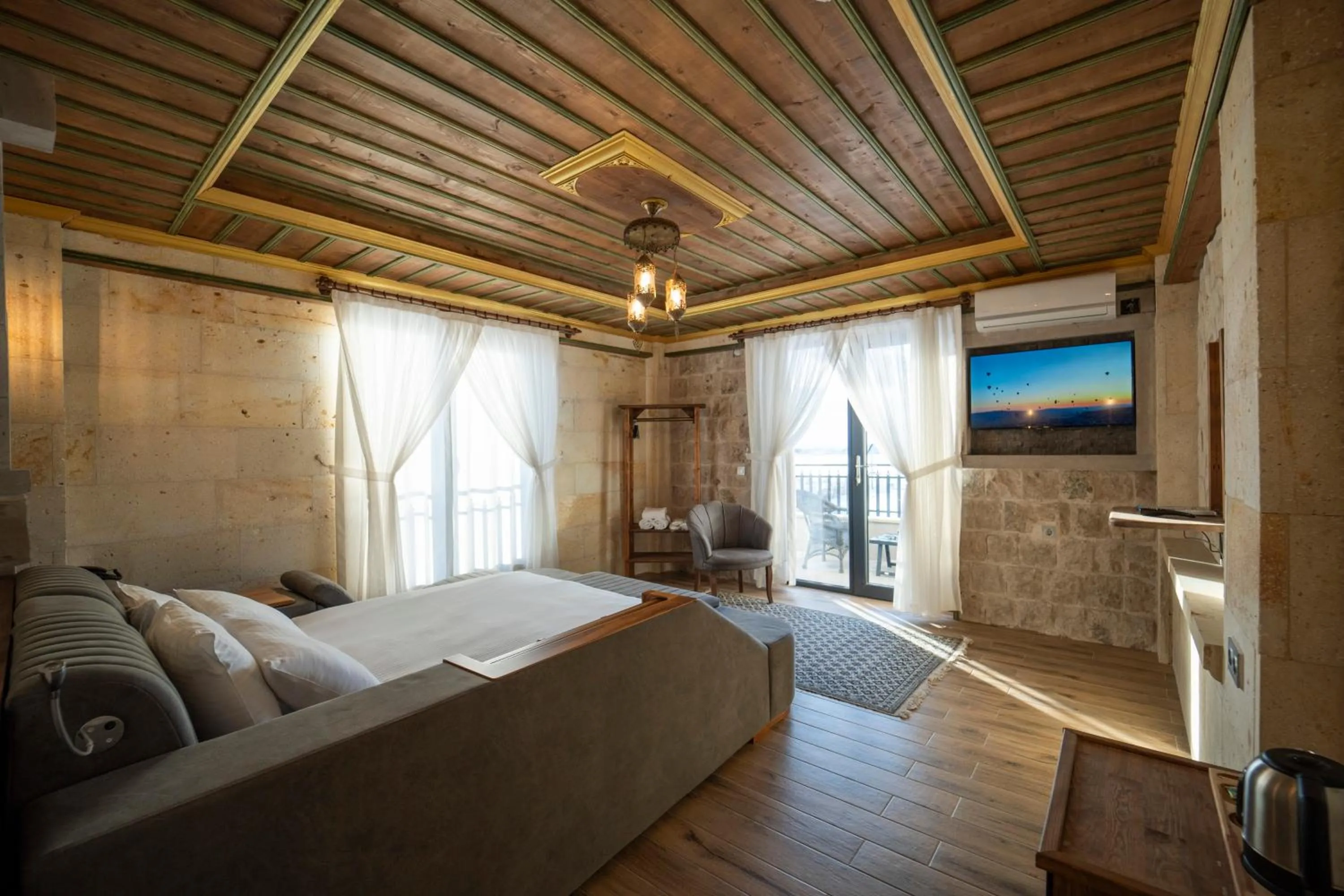 Bed in İncebey Konak Cappadocia