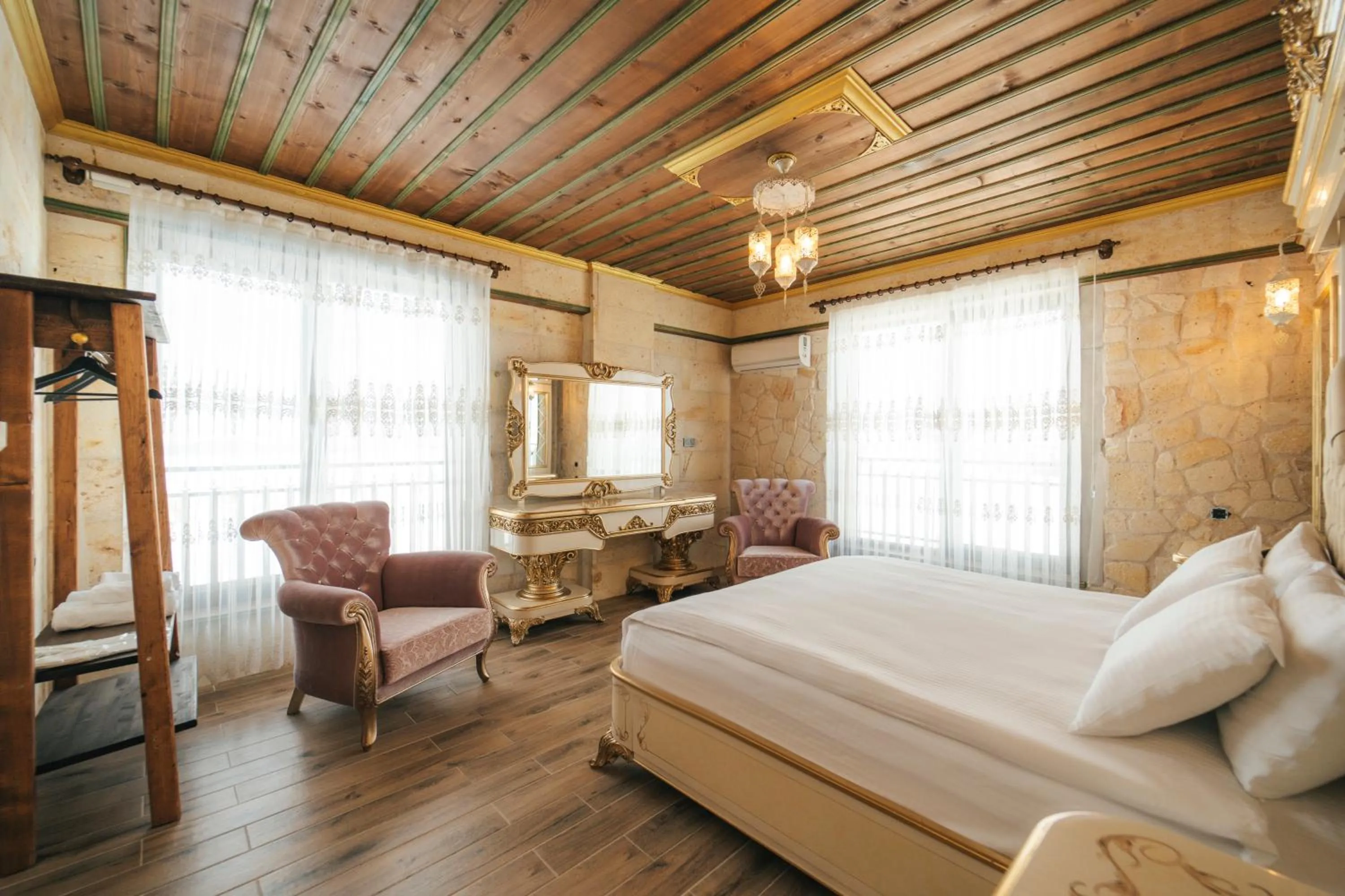 Bed in İncebey Konak Cappadocia