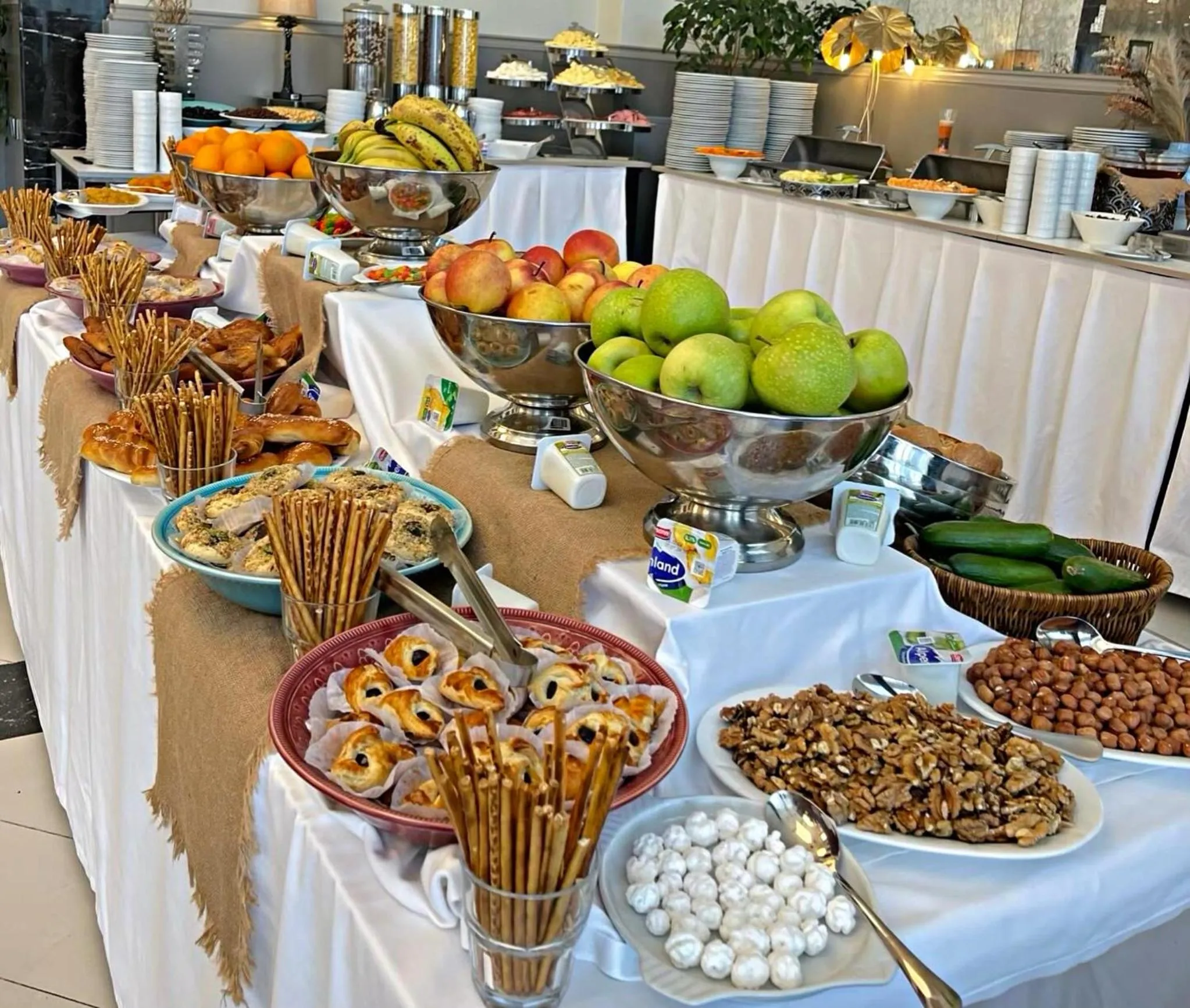 Restaurant/places to eat in Arena Grand Hotel