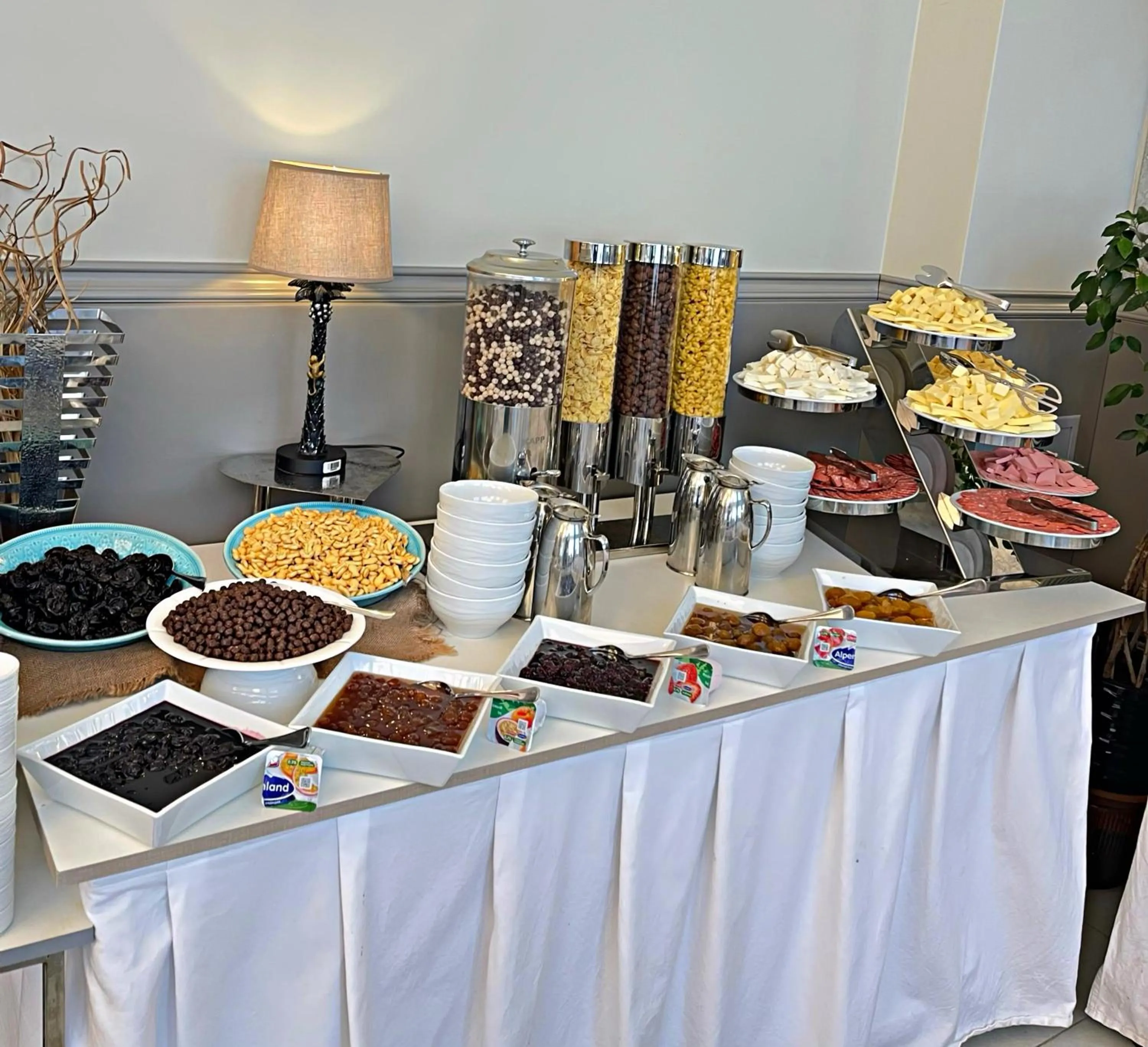 Restaurant/places to eat in Arena Grand Hotel