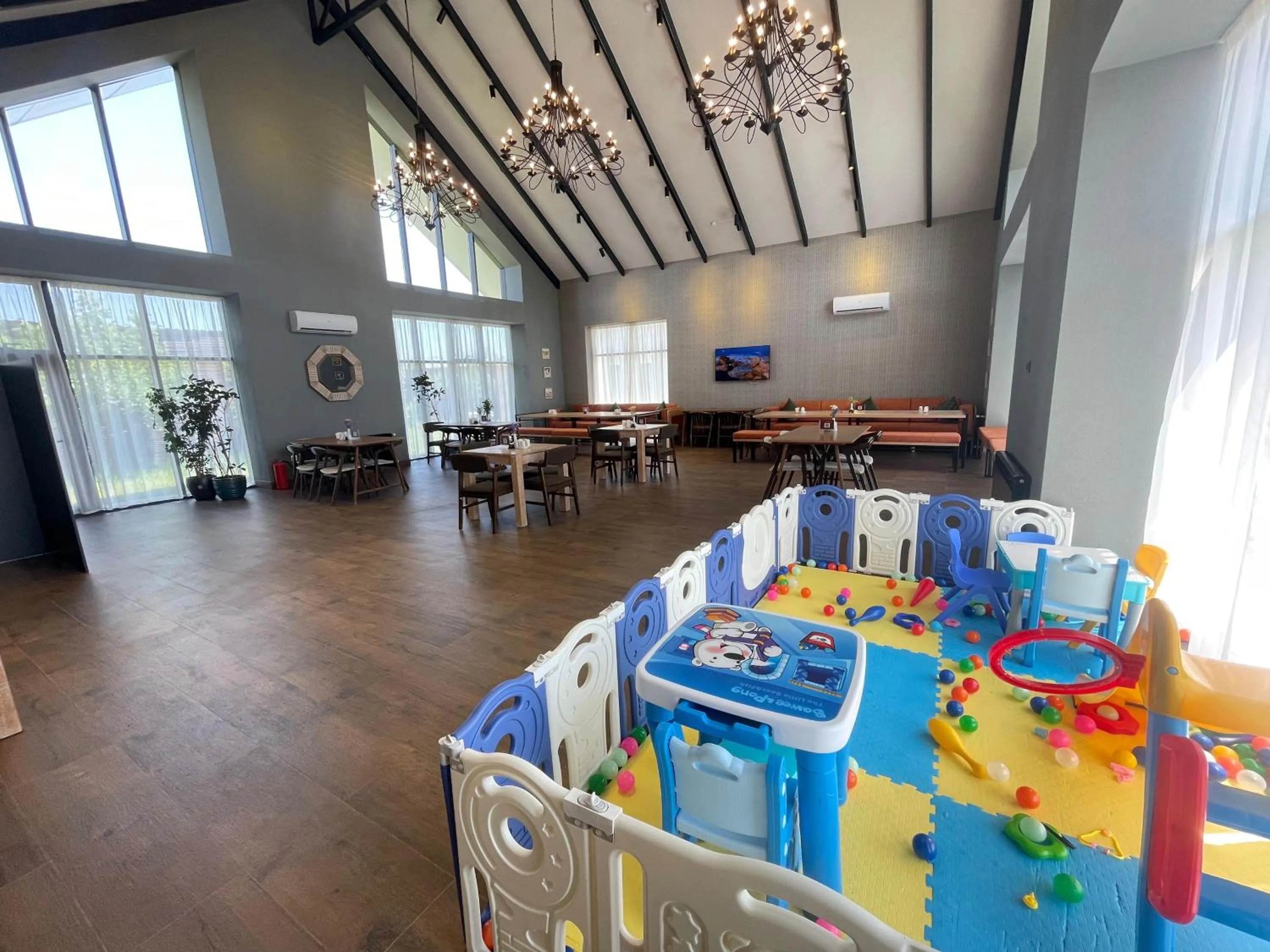 Restaurant/places to eat in Arena Grand Hotel