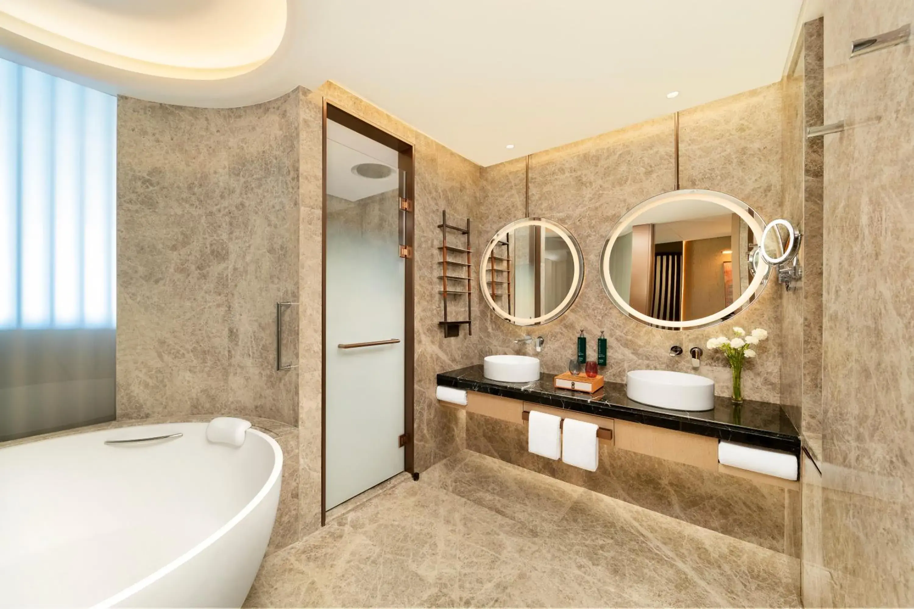 Deluxe King Room in Hilton Huzhou Nanxun Deluxe King Room in Hilton Huzhou Nanxun