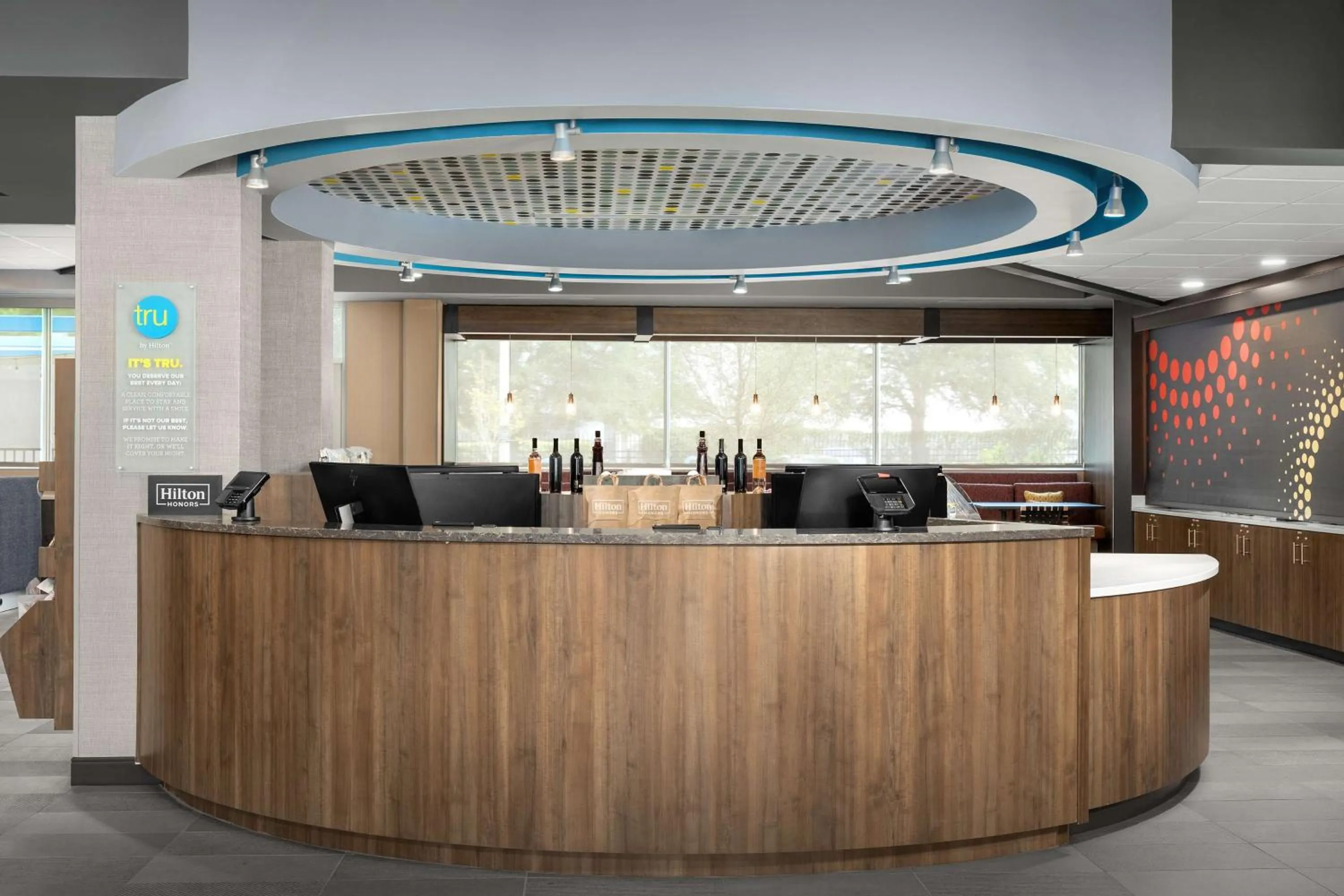 Lobby or reception in Tru by Hilton Jacksonville West I 295