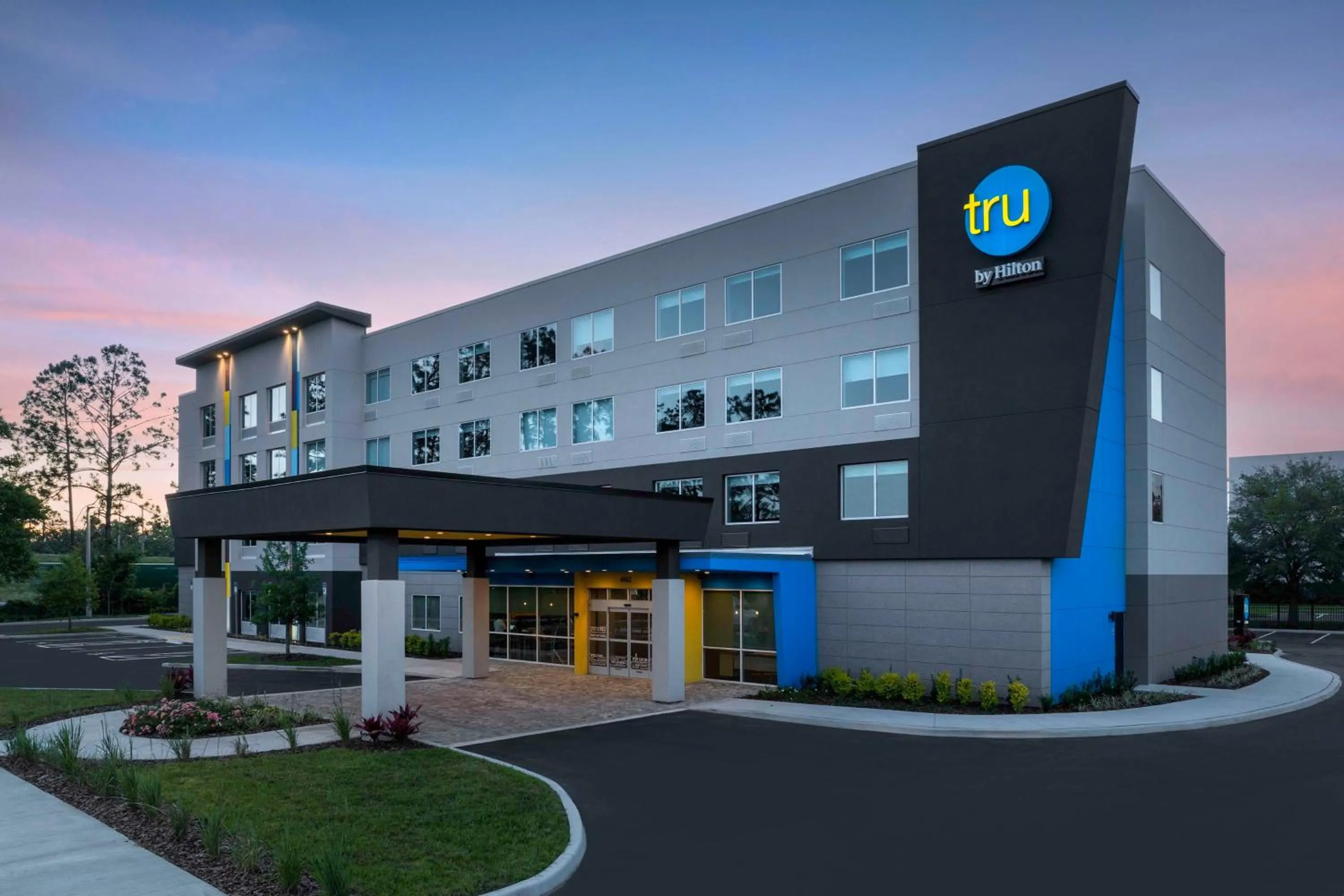 Property building in Tru by Hilton Jacksonville West I 295