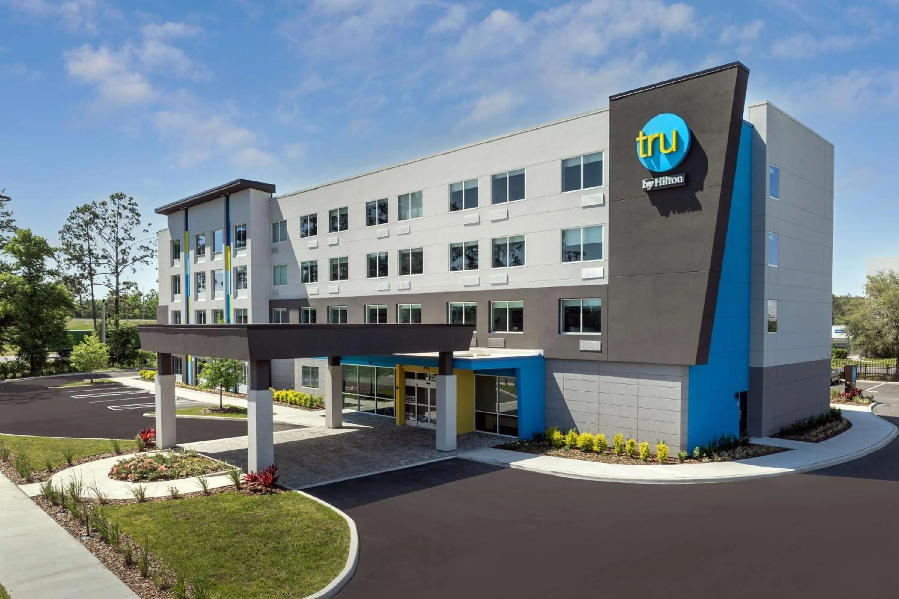 Property building in Tru by Hilton Jacksonville West I 295