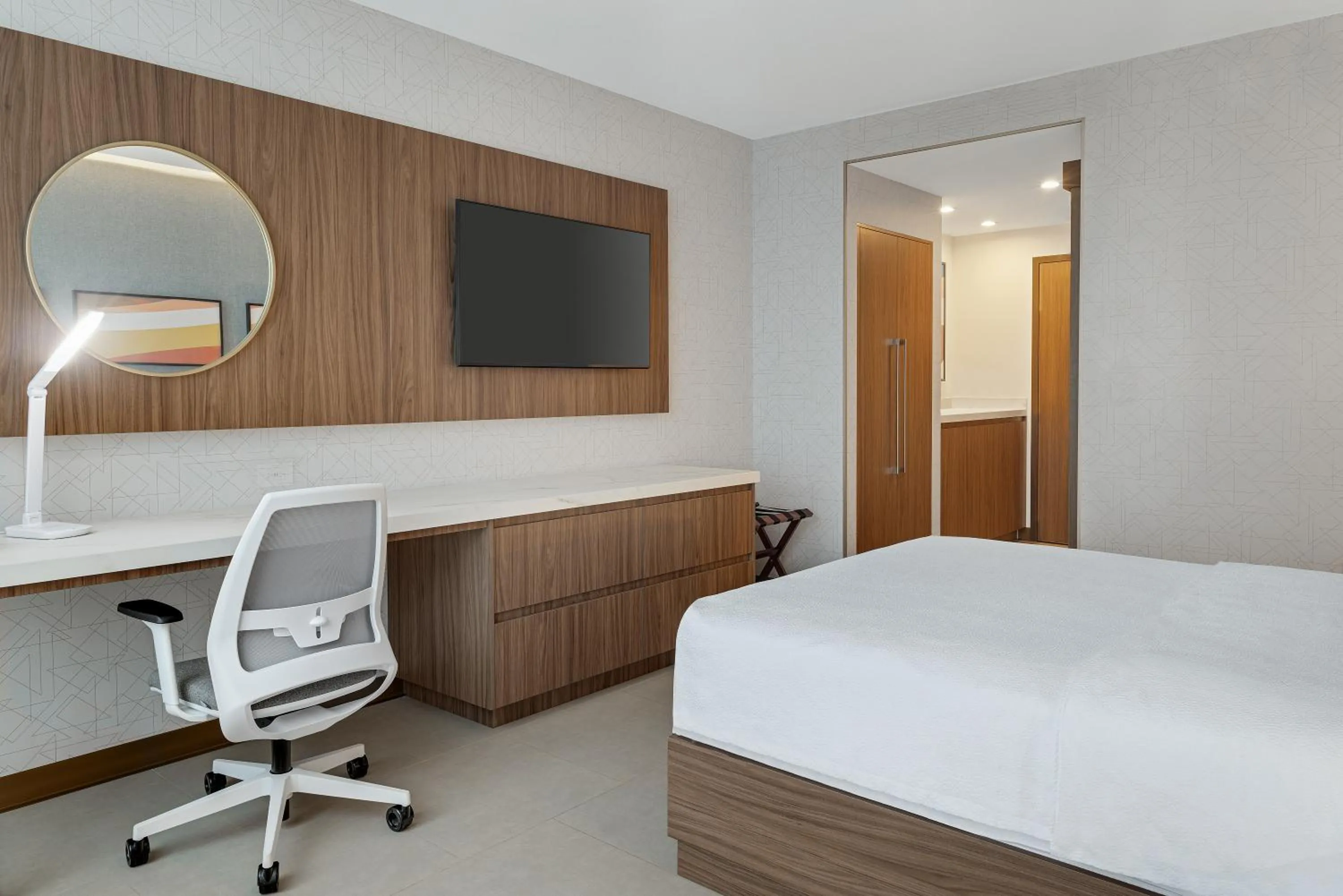 TV and multimedia, Bed in Hilton Garden Inn San Jose Airport City Mall