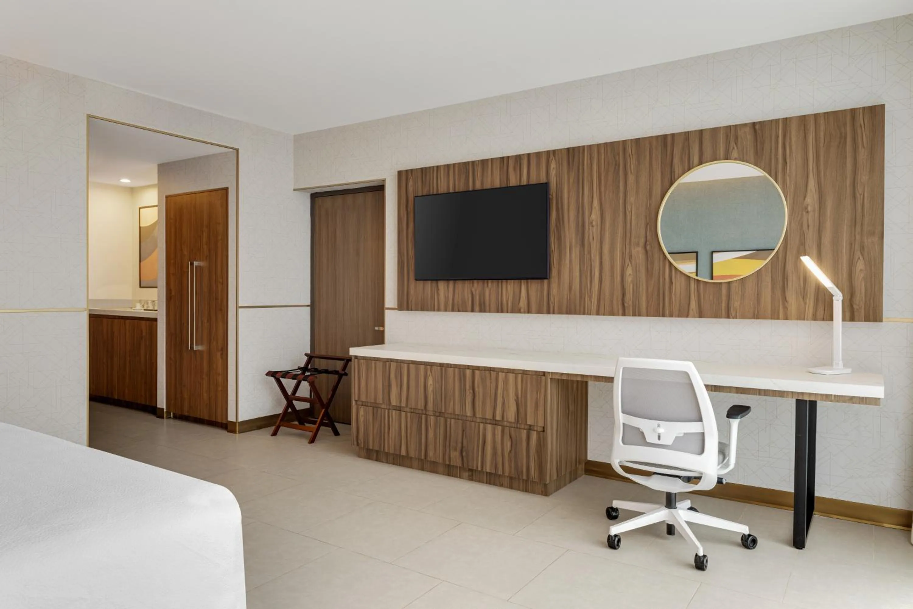 TV and multimedia, Bed in Hilton Garden Inn San Jose Airport City Mall